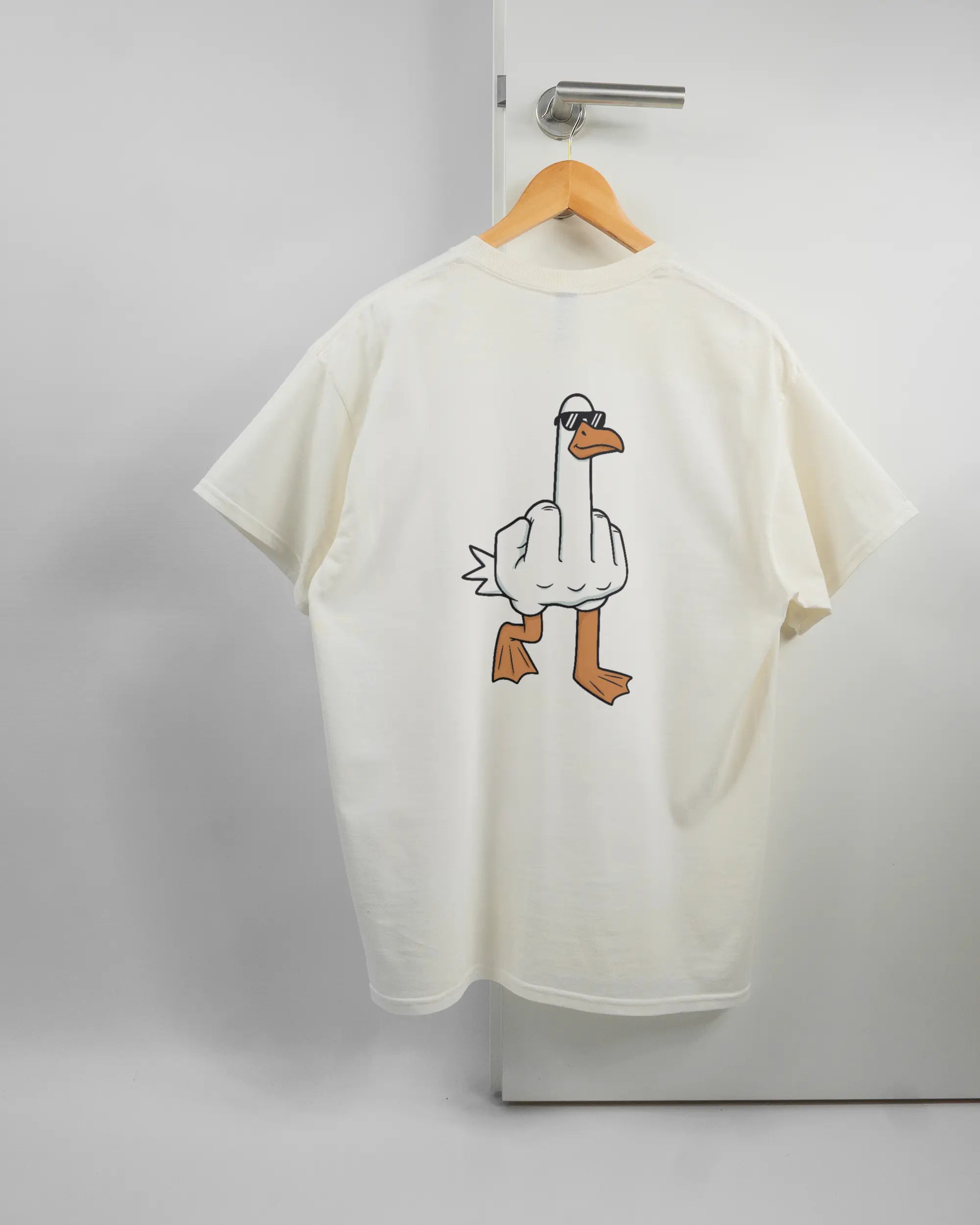 Rückseite des Basic Unisex T-Shirt Regular von Maondo mit dem Design I give a duck in der Farbe White und in der Größe L auf einem Bügel an der Türklinke aufgehängt