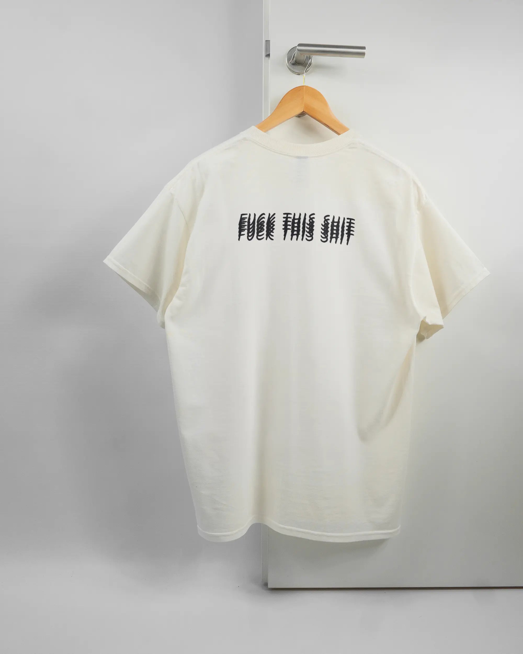 Rückseite des Basic Unisex T-Shirt Regular von Maondo mit dem Design Hidden Message in der Farbe White und in der Größe L auf einem Bügel an der Türklinke aufgehängt