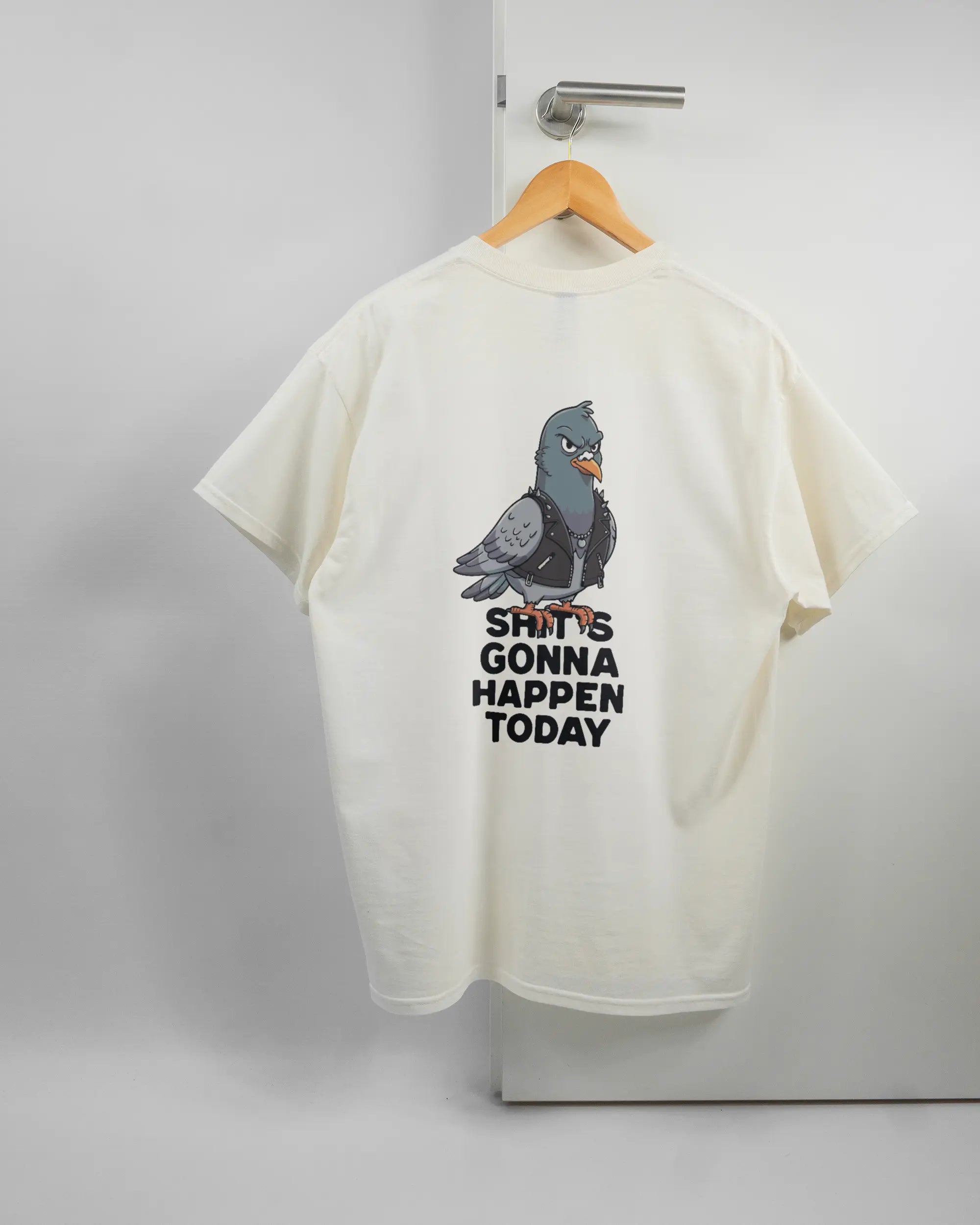 Rückseite des Basic Unisex T-Shirt Regular von Maondo mit dem Design Pigeon Pun in der Farbe White und in der Größe L auf einem Bügel an der Türklinke aufgehängt