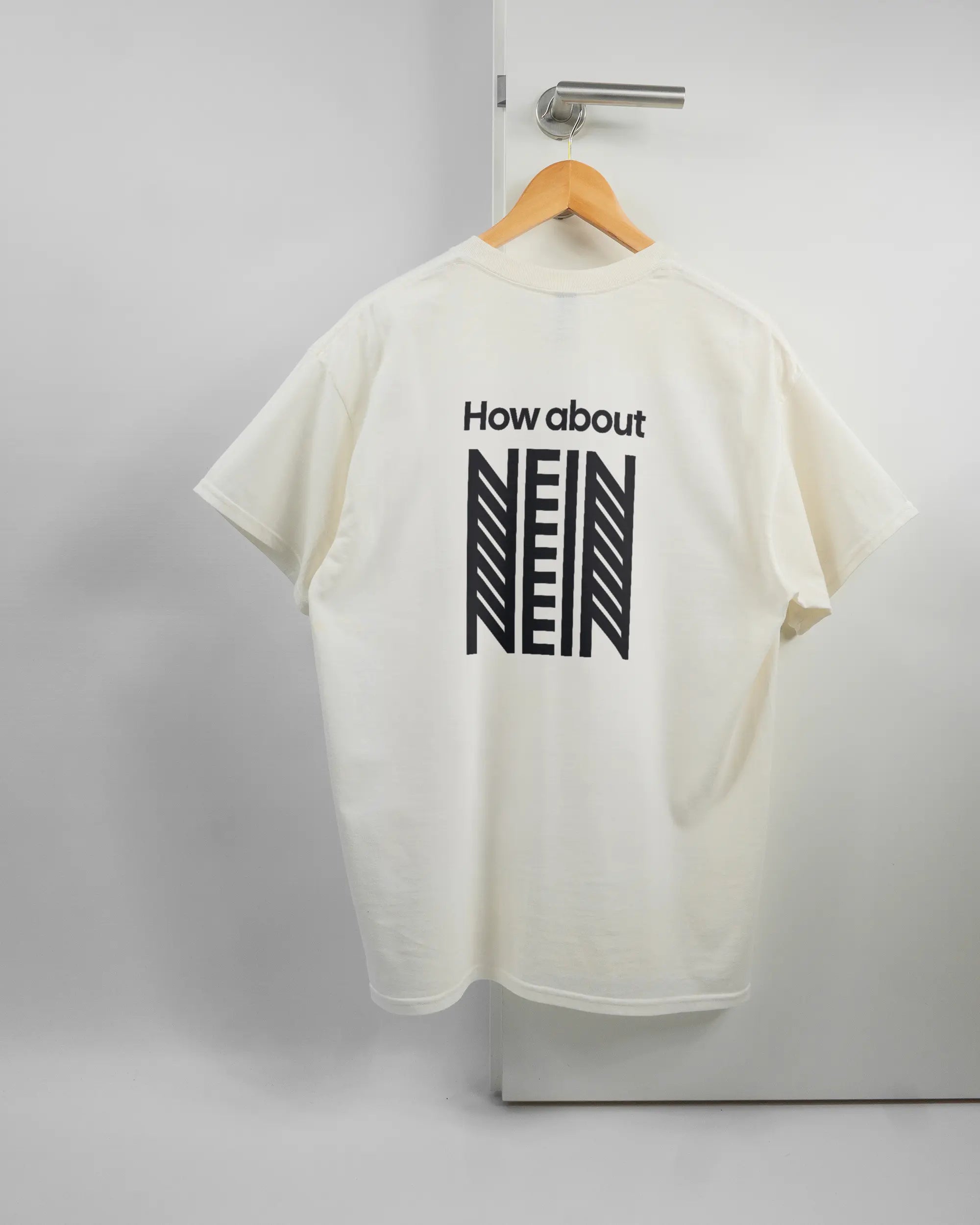 Rückseite des Basic Unisex T-Shirt Regular von Maondo mit dem Design How about nein in der Farbe White und in der Größe L auf einem Bügel an der Türklinke aufgehängt