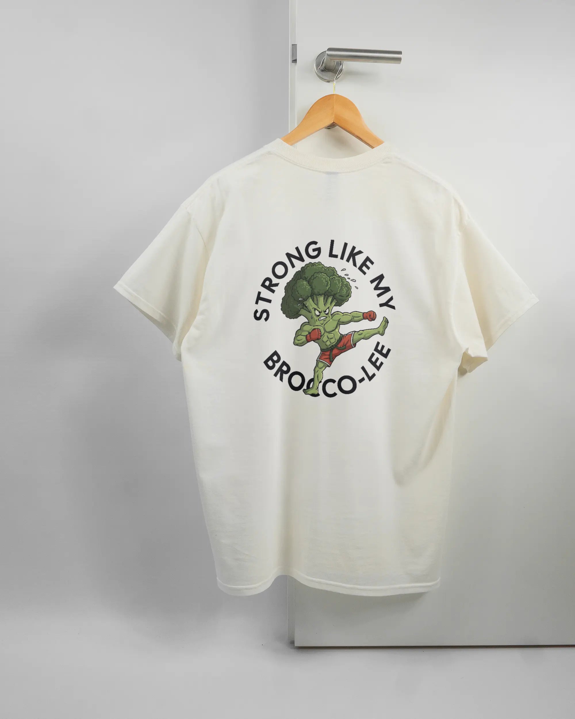 Rückseite des Basic Unisex T-Shirt Regular von Maondo mit dem Design Brocco-Lee in der Farbe White und in der Größe L auf einem Bügel an der Türklinke aufgehängt