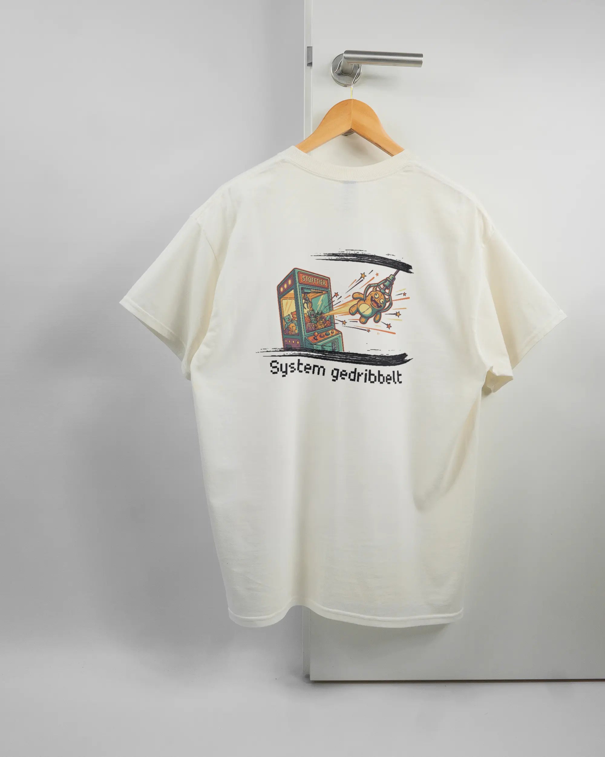 Rückseite des Basic Unisex T-Shirt Regular von Maondo mit dem Design System gedribbelt in der Farbe White und in der Größe L auf einem Bügel an der Türklinke aufgehängt