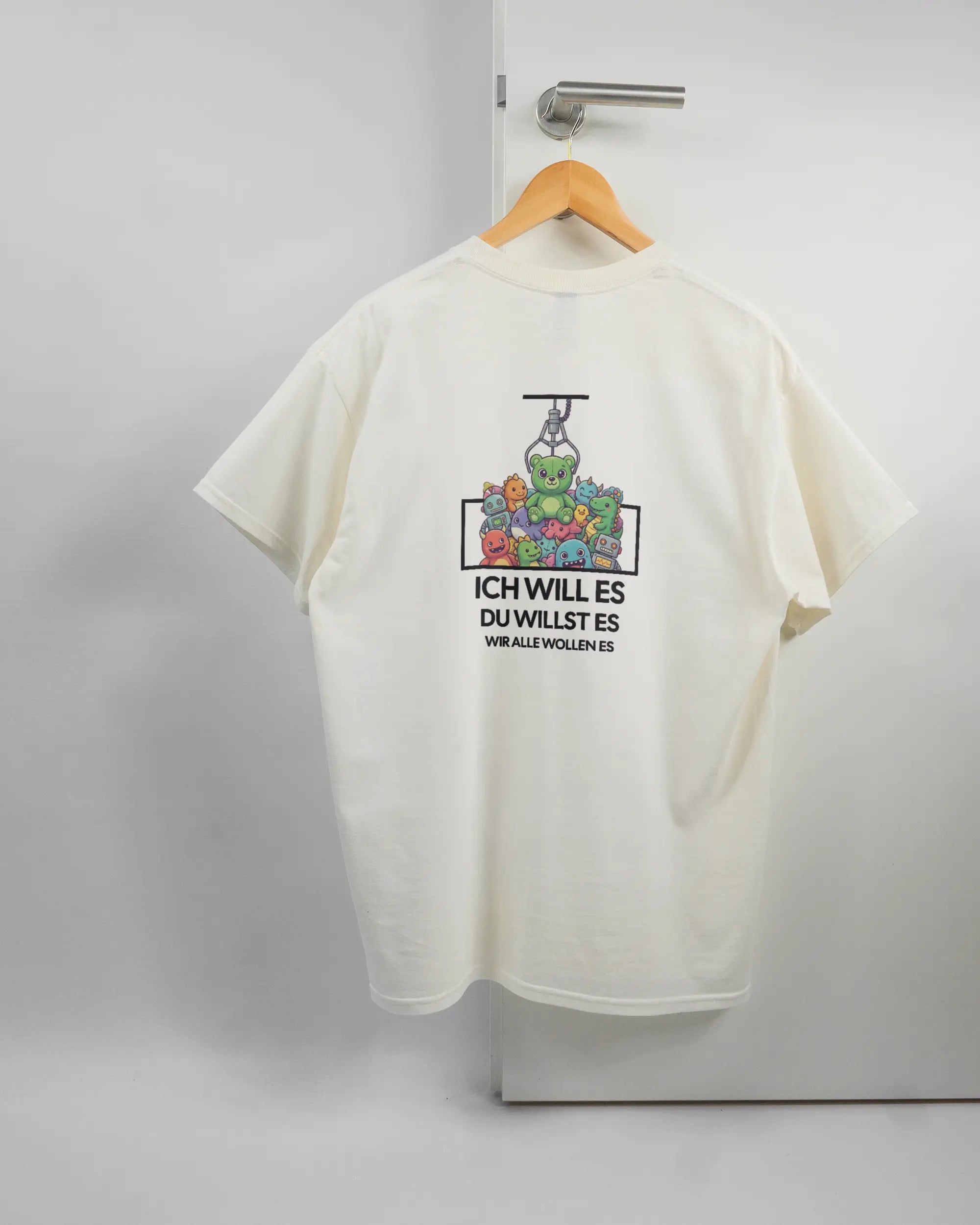 Rückseite des Basic Unisex T-Shirt Regular von Maondo mit dem Design Will Stofftier in der Farbe White und in der Größe L auf einem Bügel an der Türklinke aufgehängt