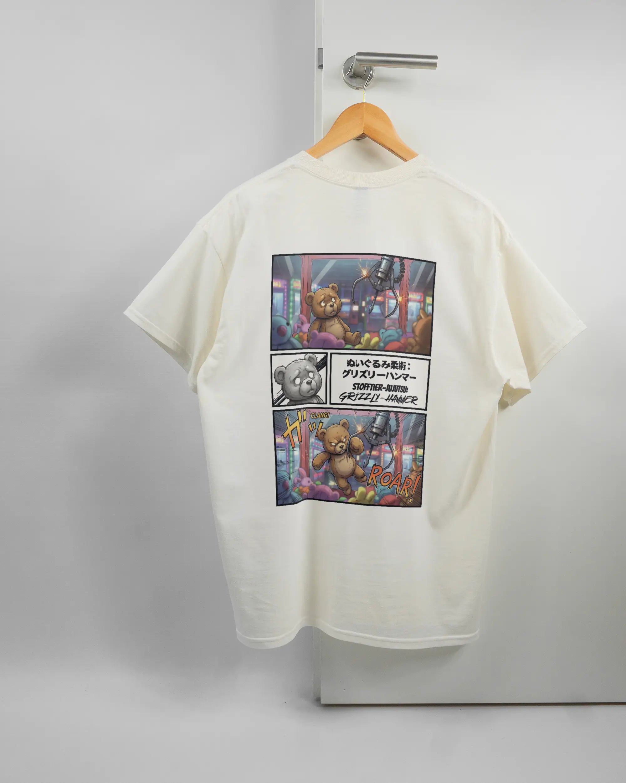 Rückseite des Basic Unisex T-Shirt Regular von Maondo mit dem Design Manga Stoff in der Farbe White und in der Größe L auf einem Bügel an der Türklinke aufgehängt