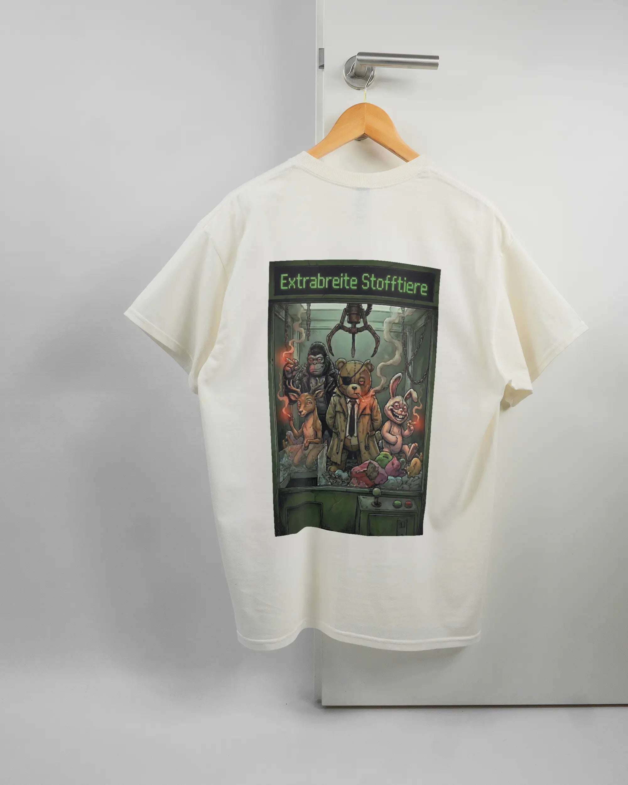 Rückseite des Basic Unisex T-Shirt Regular von Maondo mit dem Design Extrabreit in der Farbe White und in der Größe L auf einem Bügel an der Türklinke aufgehängt