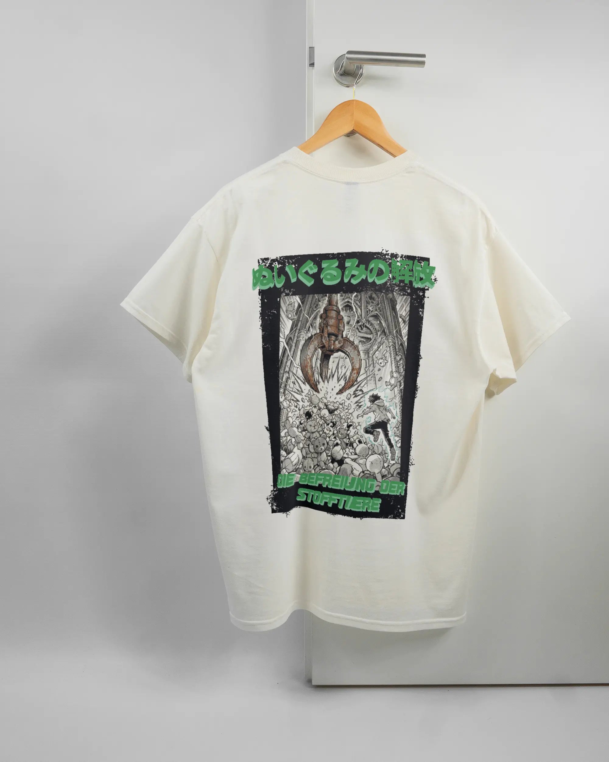 Rückseite des Basic Unisex T-Shirt Regular von Maondo mit dem Design Save 1 Stofftier in der Farbe White und in der Größe L auf einem Bügel an der Türklinke aufgehängt