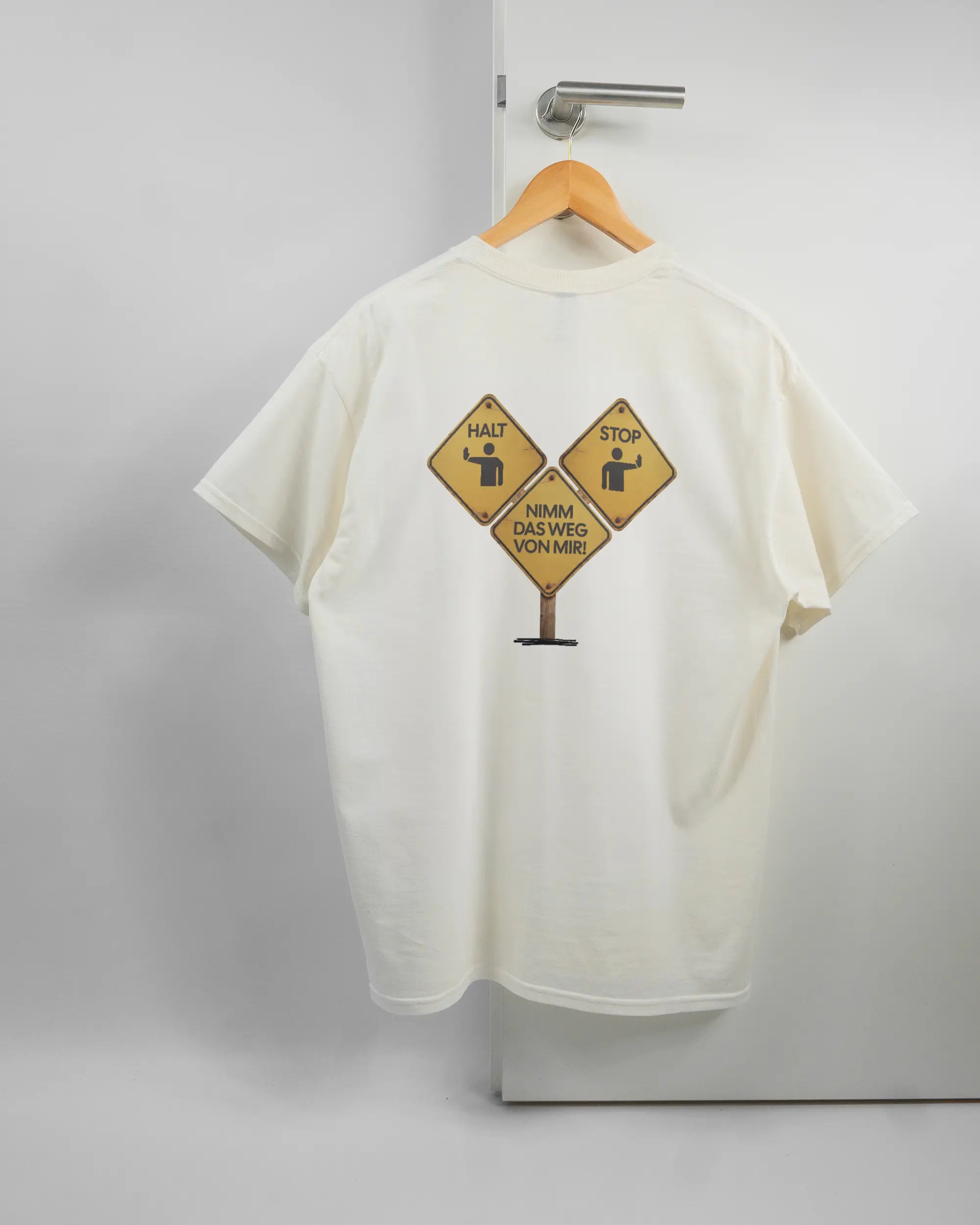 Rückseite des Basic Unisex T-Shirt Regular von Maondo mit dem Design Schutzschild in der Farbe White und in der Größe L auf einem Bügel an der Türklinke aufgehängt