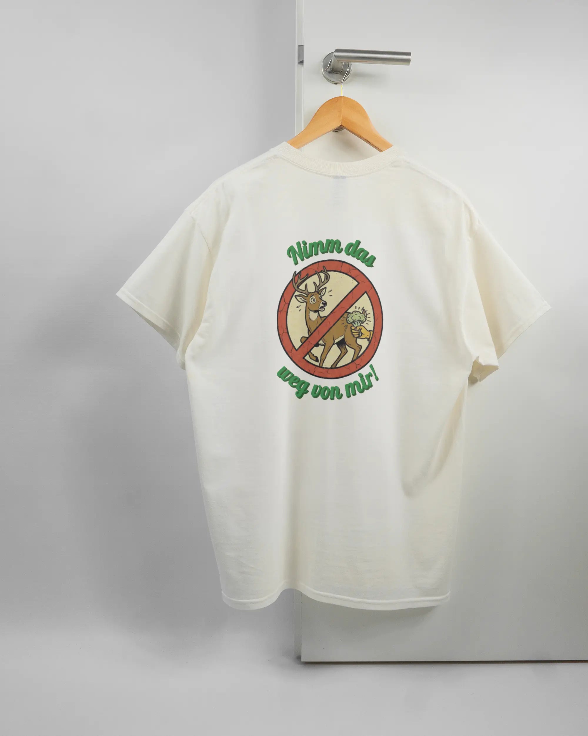 Rückseite des Basic Unisex T-Shirt Regular von Maondo mit dem Design Reh weg in der Farbe White und in der Größe L auf einem Bügel an der Türklinke aufgehängt