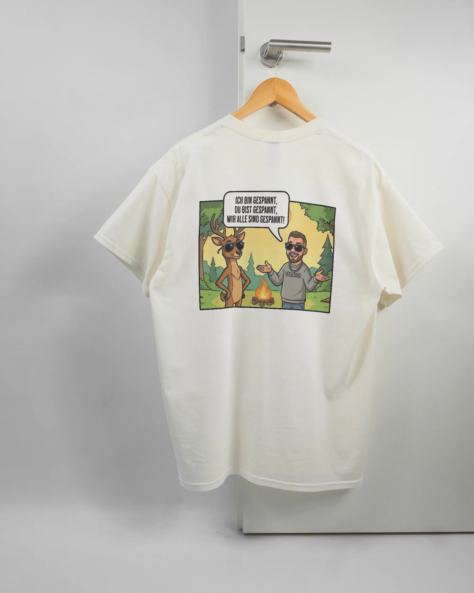 Rückseite des Basic Unisex T-Shirt Regular von Maondo mit dem Design Vollspannung in der Farbe White und in der Größe L auf einem Bügel an der Türklinke aufgehängt