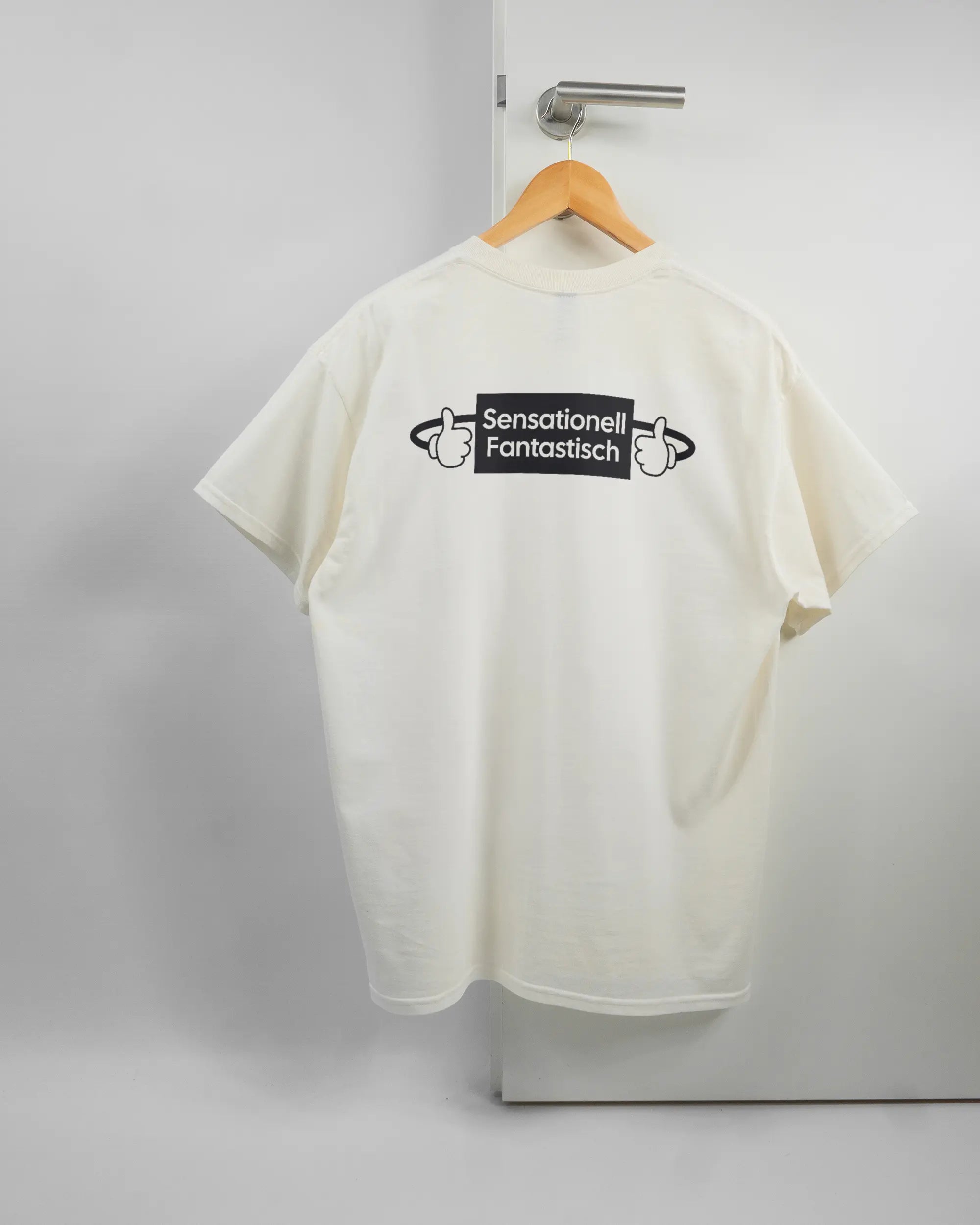 Rückseite des Basic Unisex T-Shirt Regular von Maondo mit dem Design Fantastisch in der Farbe White und in der Größe L auf einem Bügel an der Türklinke aufgehängt