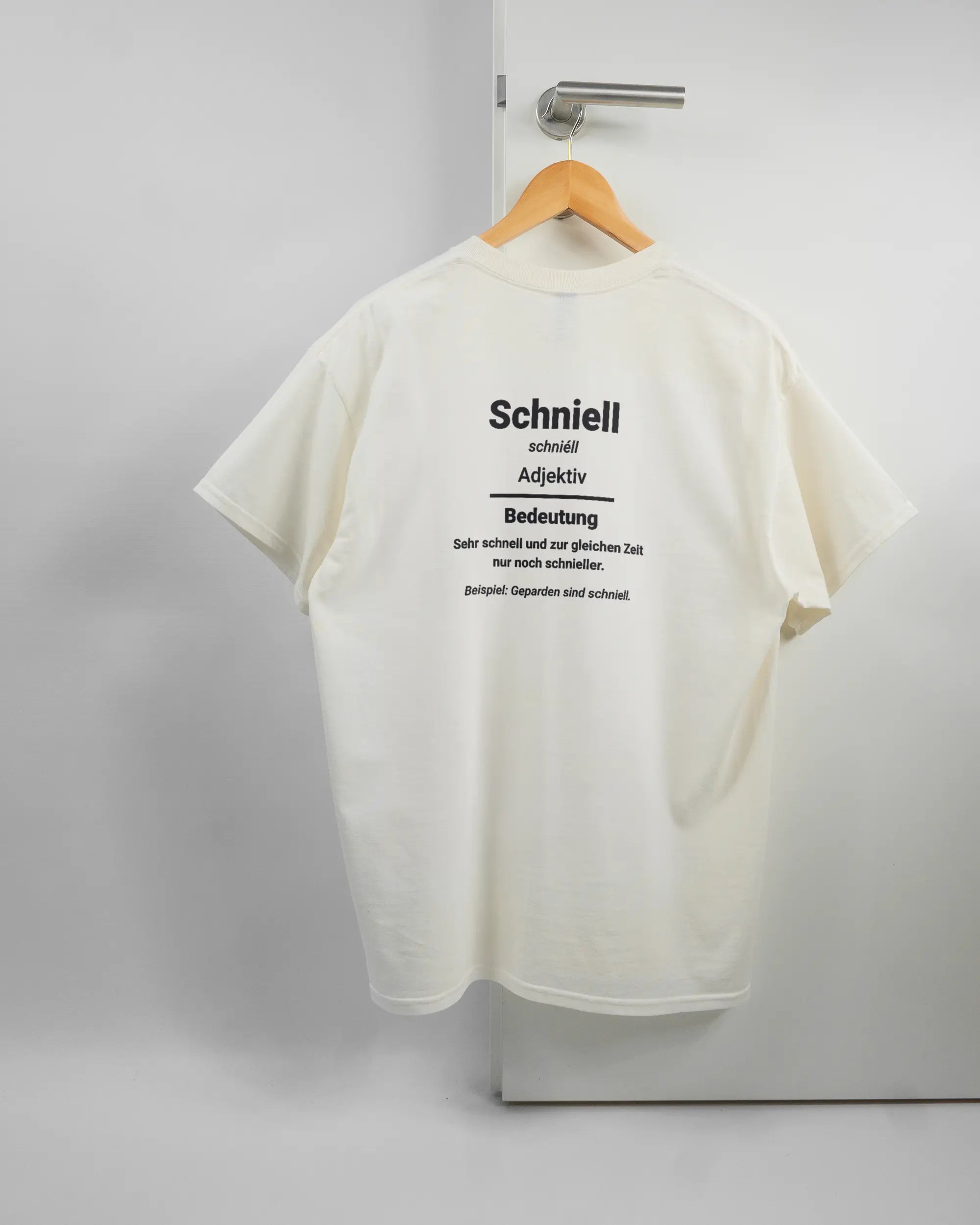 Rückseite des Basic Unisex T-Shirt Regular von Maondo mit dem Design Schniell in der Farbe White und in der Größe L auf einem Bügel an der Türklinke aufgehängt