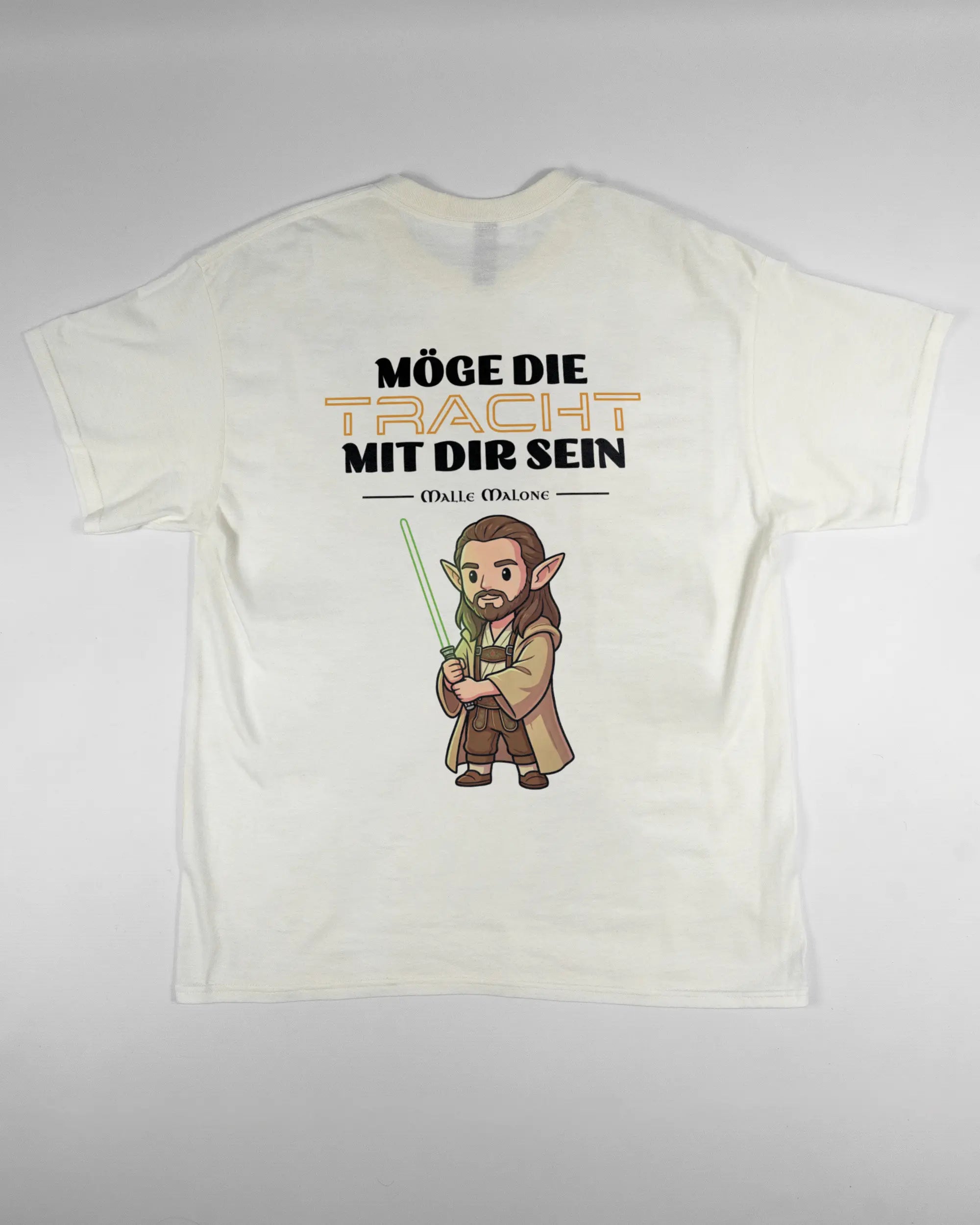 Rückseite des Basic Unisex T-Shirt Regular von Maondo mit dem Design Tracht mit dir in der Farbe White und in der Größe L flach auf den Boden gelegt