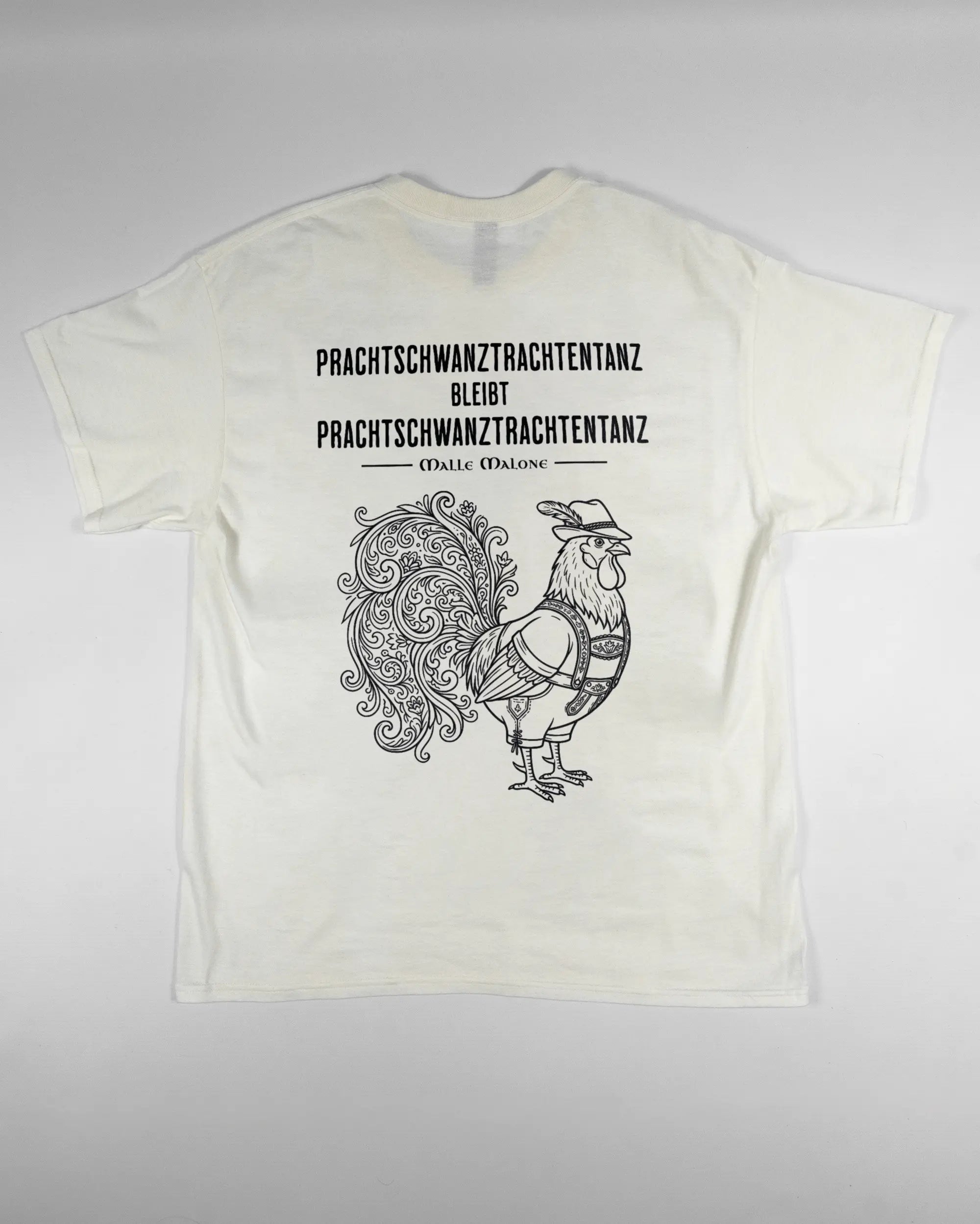 Rückseite des Basic Unisex T-Shirt Regular von Maondo mit dem Design Trachtentanz in der Farbe White und in der Größe L flach auf den Boden gelegt