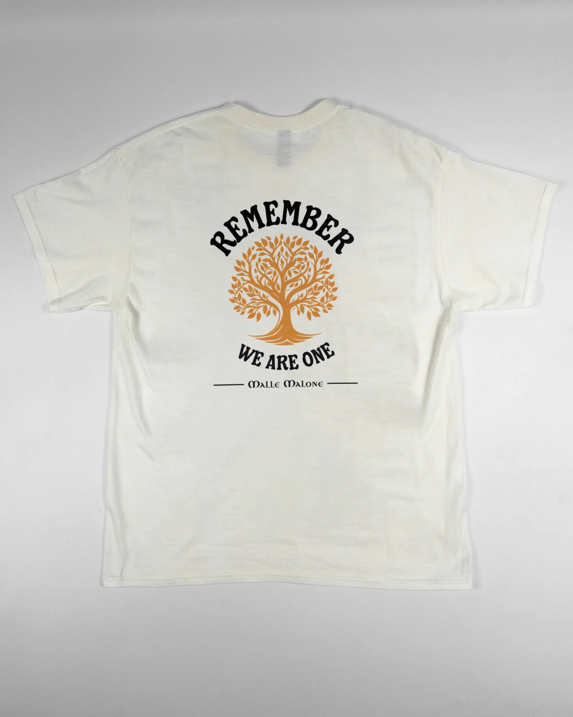 Rückseite des Basic Unisex T-Shirt Regular von Maondo mit dem Design We are one in der Farbe White und in der Größe L flach auf den Boden gelegt