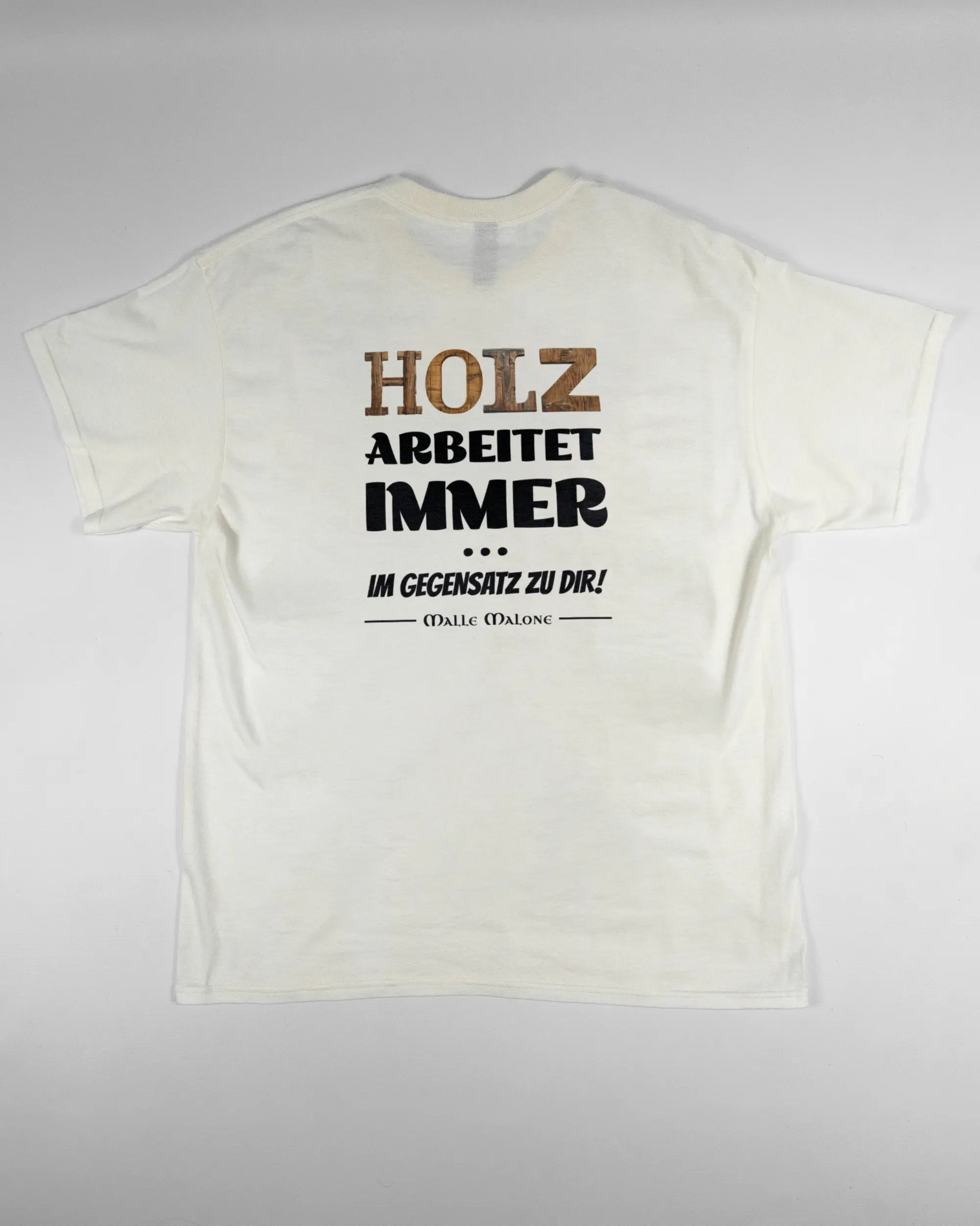Rückseite des Basic Unisex T-Shirt Regular von Maondo mit dem Design Holzarbeit in der Farbe White und in der Größe L flach auf den Boden gelegt