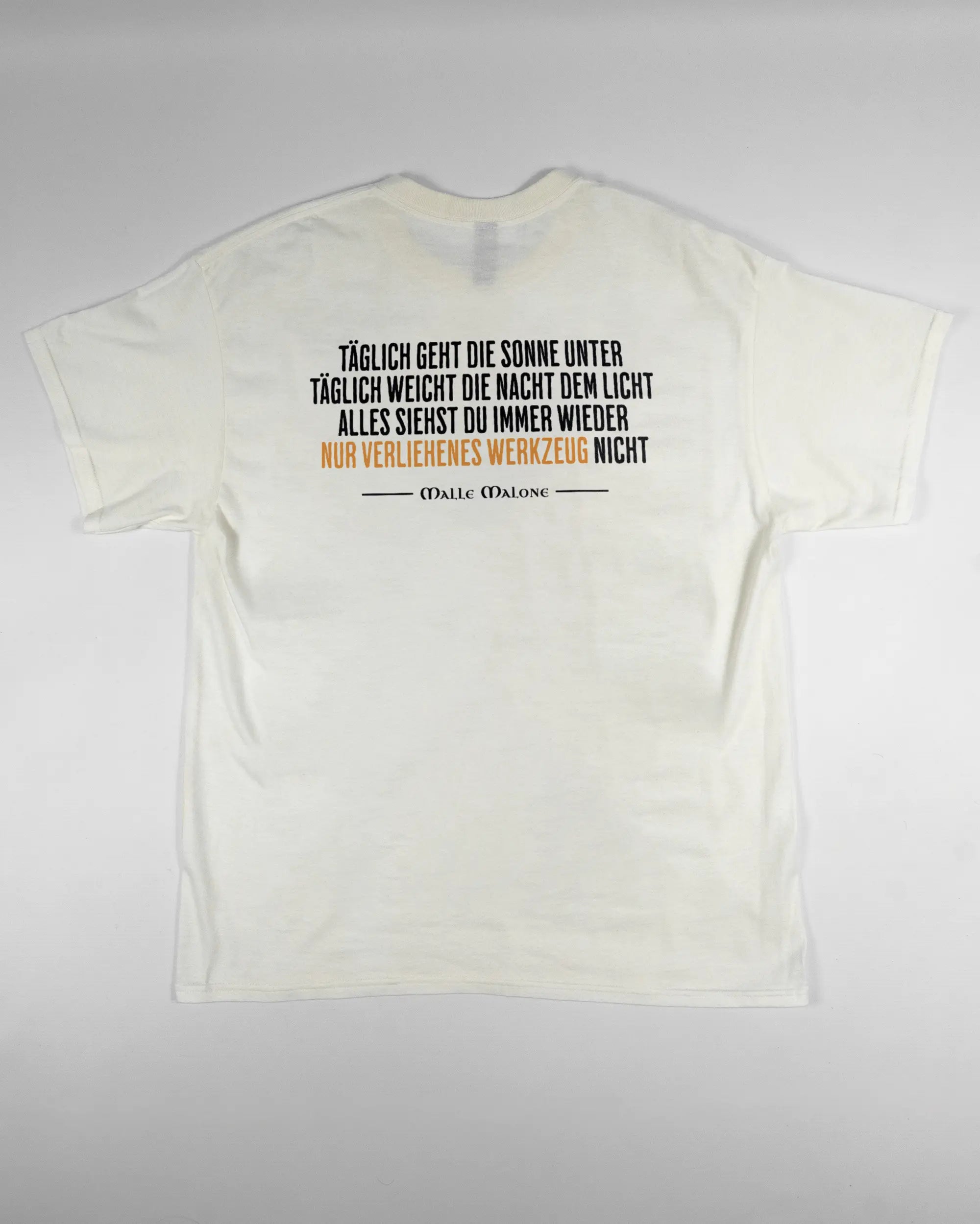 Rückseite des Basic Unisex T-Shirt Regular von Maondo mit dem Design Wegzeug in der Farbe White und in der Größe L flach auf den Boden gelegt