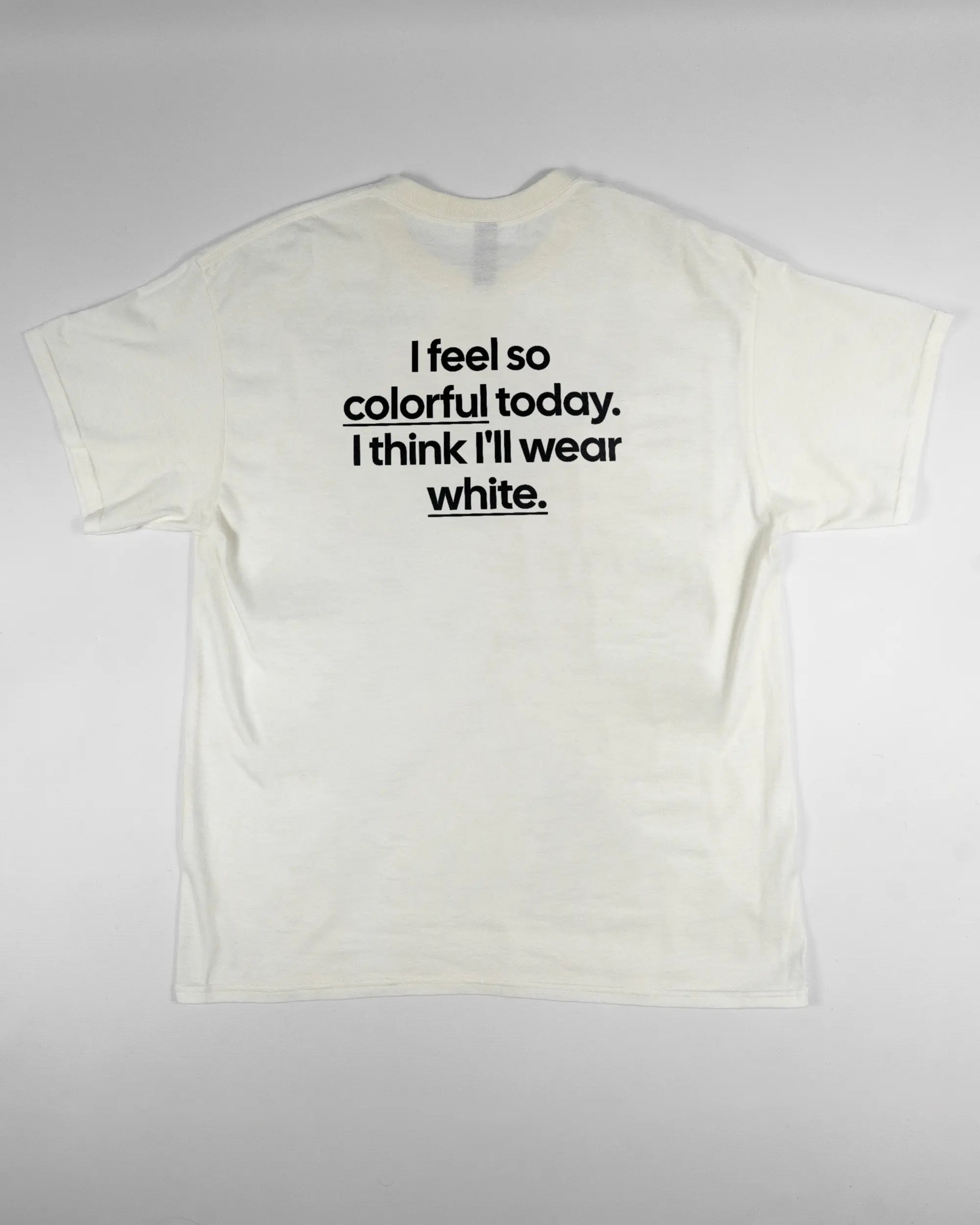 Rückseite des Basic Unisex T-Shirt Regular von Maondo mit dem Design Colorful Day in der Farbe White und in der Größe L flach auf den Boden gelegt