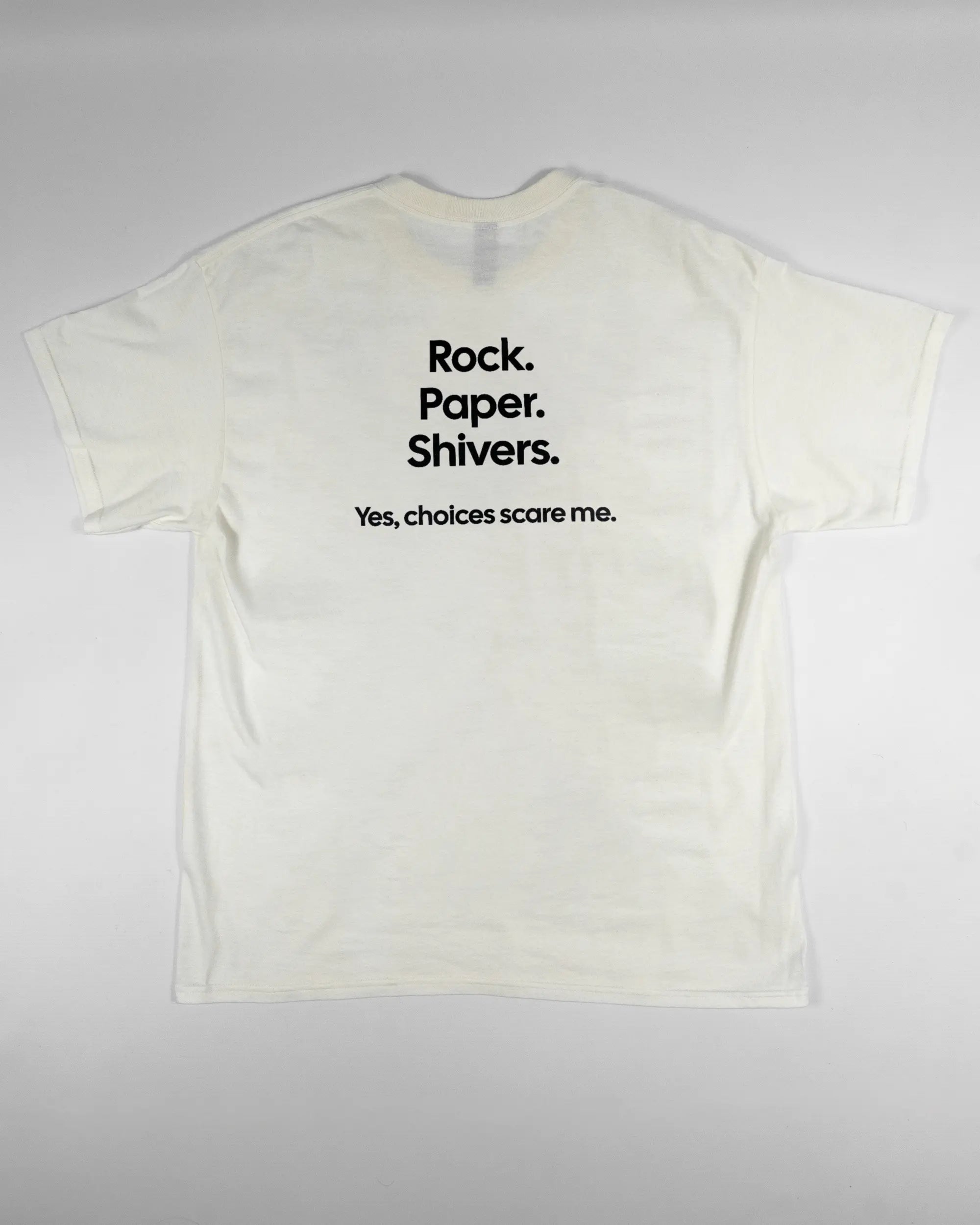 Rückseite des Basic Unisex T-Shirt Regular von Maondo mit dem Design Rock Paper Shivers in der Farbe White und in der Größe L flach auf den Boden gelegt