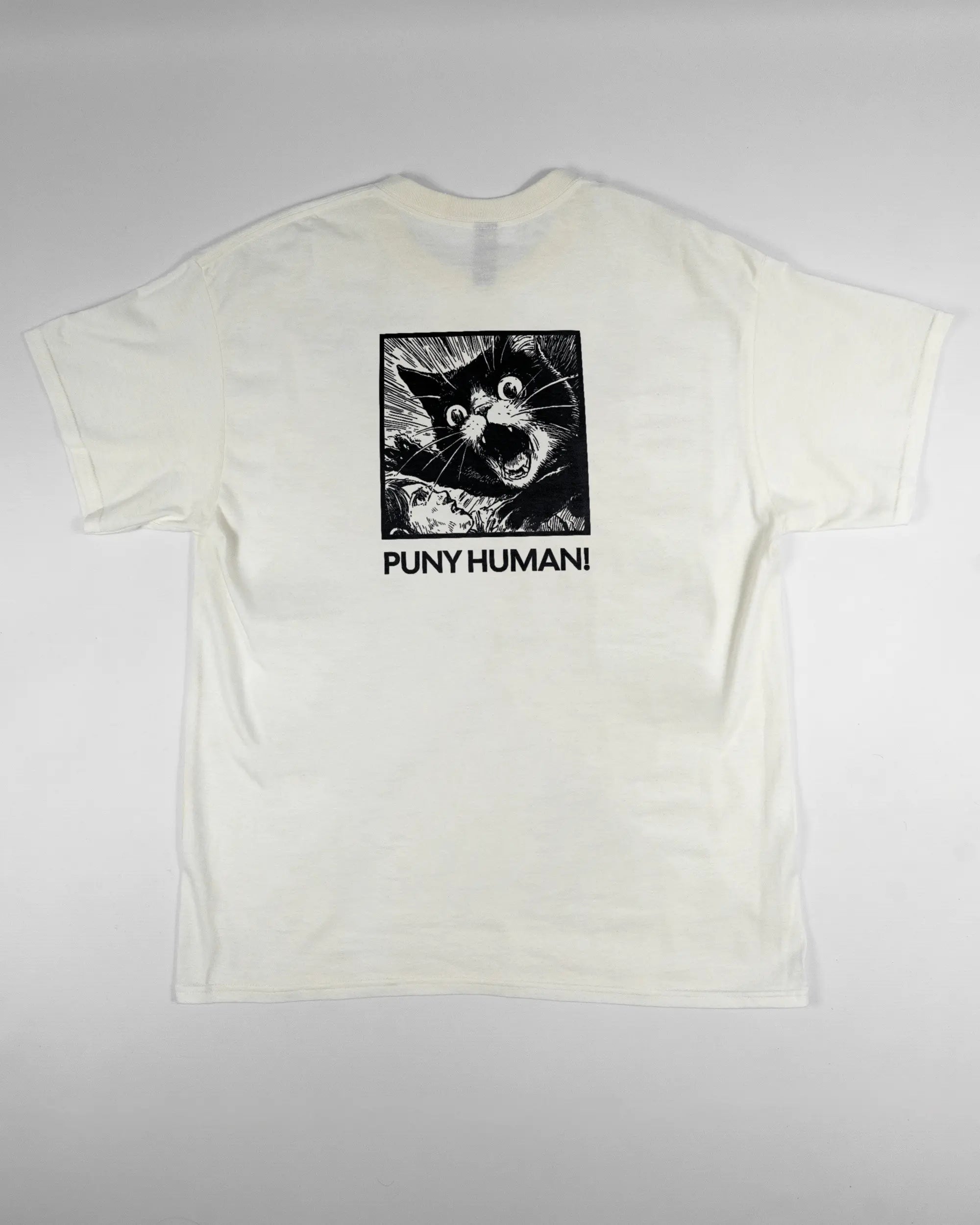 Rückseite des Basic Unisex T-Shirt Regular von Maondo mit dem Design Puny Human in der Farbe White und in der Größe L flach auf den Boden gelegt