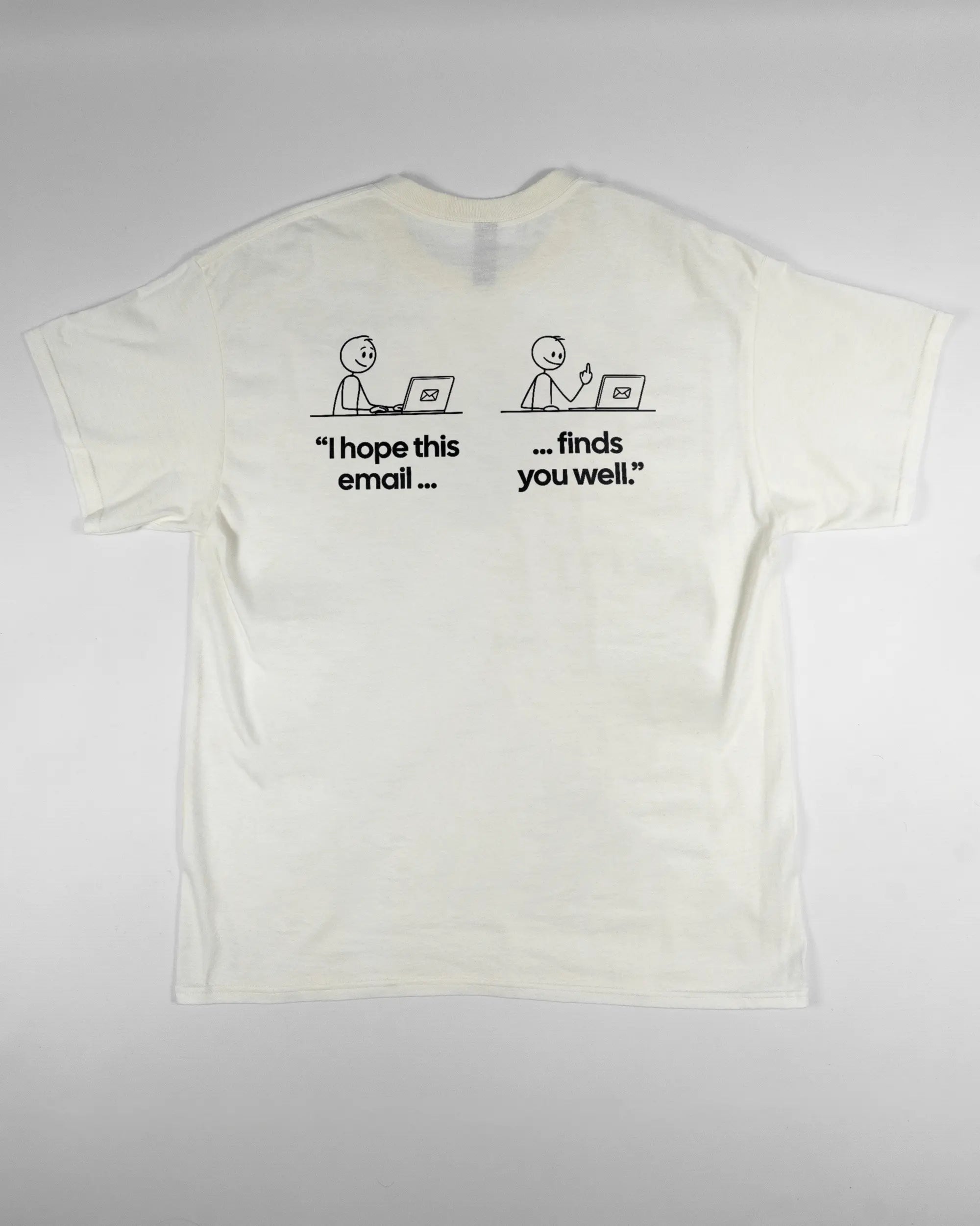 Rückseite des Basic Unisex T-Shirt Regular von Maondo mit dem Design Found me not well in der Farbe White und in der Größe L flach auf den Boden gelegt