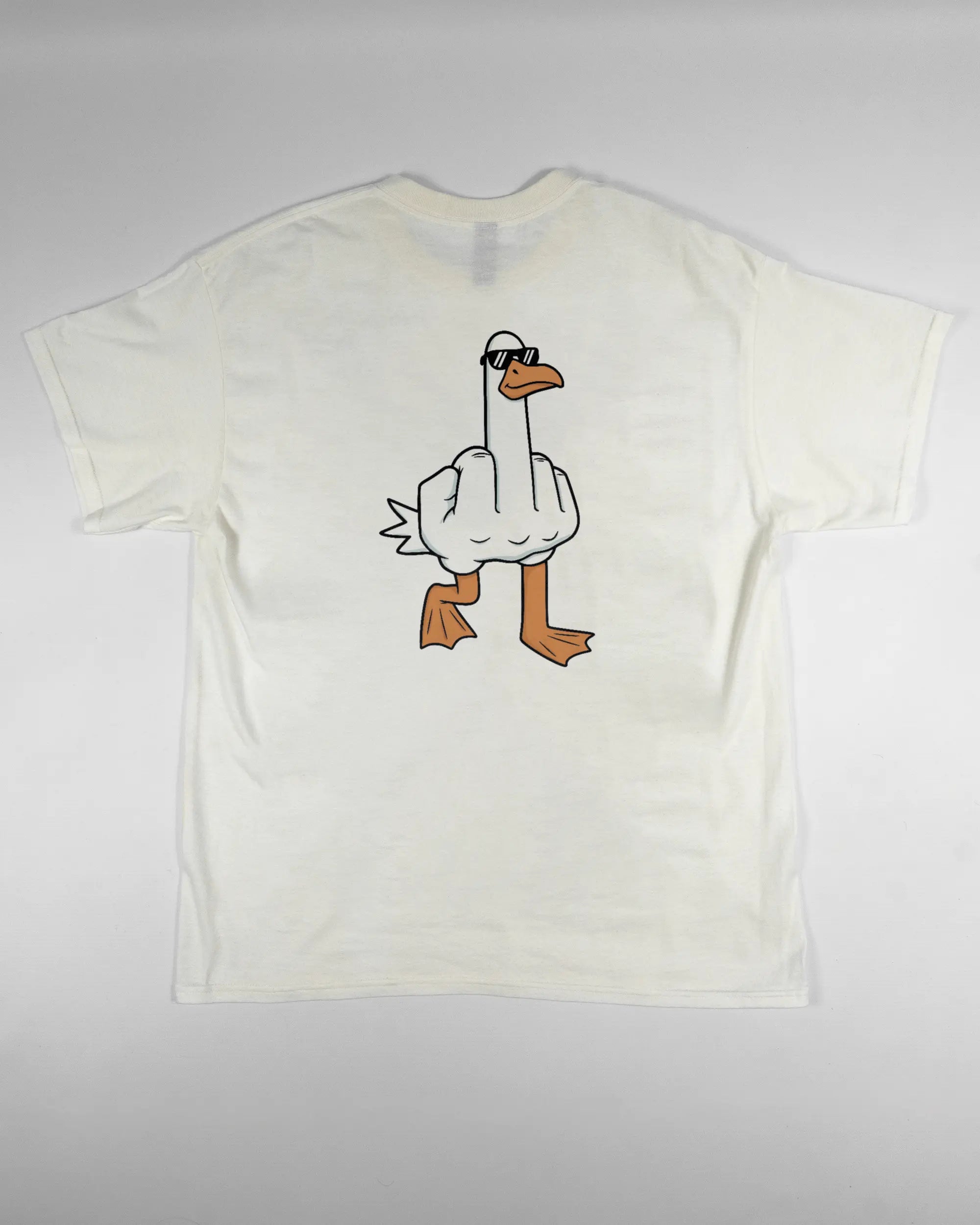 Rückseite des Basic Unisex T-Shirt Regular von Maondo mit dem Design I give a duck in der Farbe White und in der Größe L flach auf den Boden gelegt