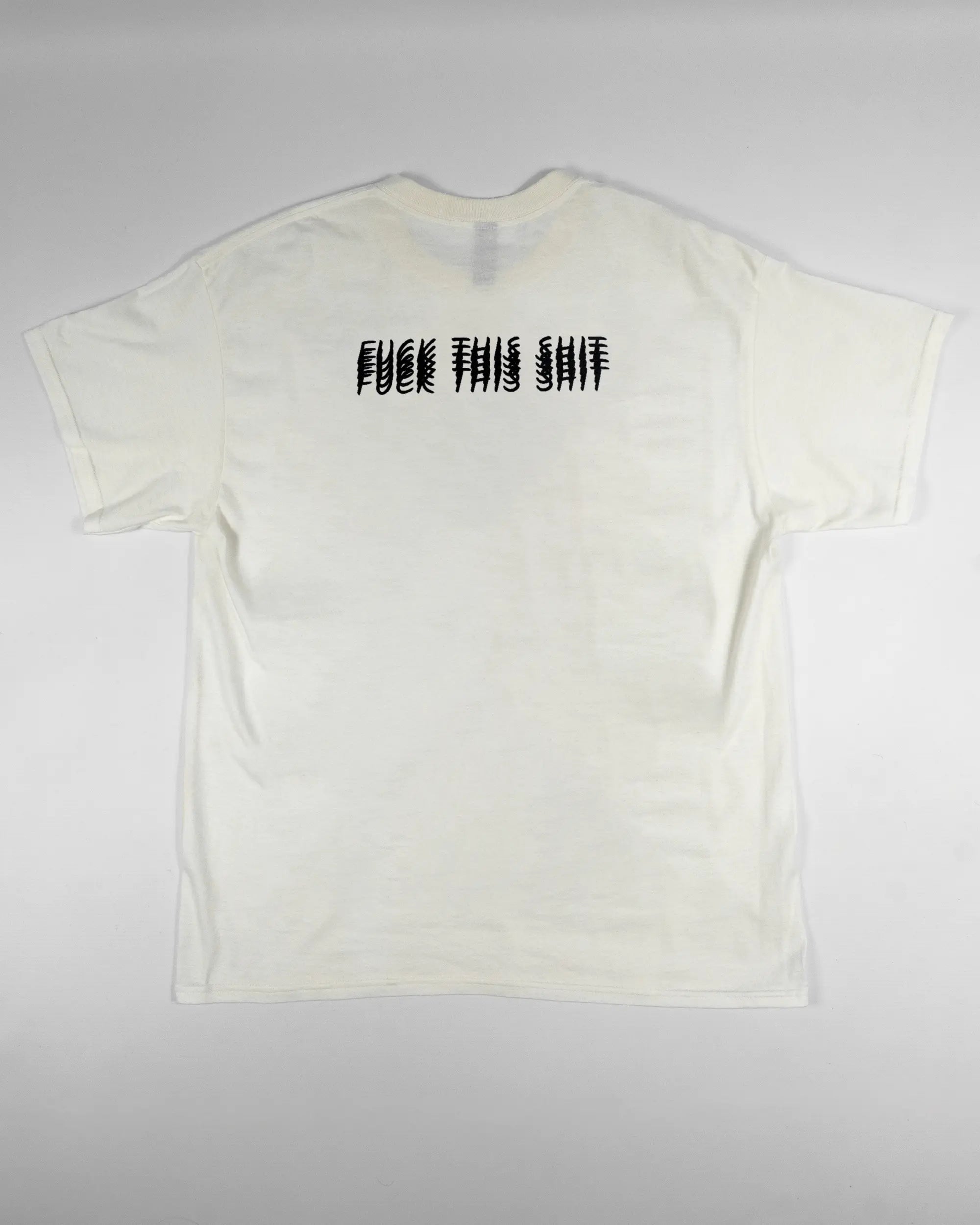 Rückseite des Basic Unisex T-Shirt Regular von Maondo mit dem Design Hidden Message in der Farbe White und in der Größe L flach auf den Boden gelegt