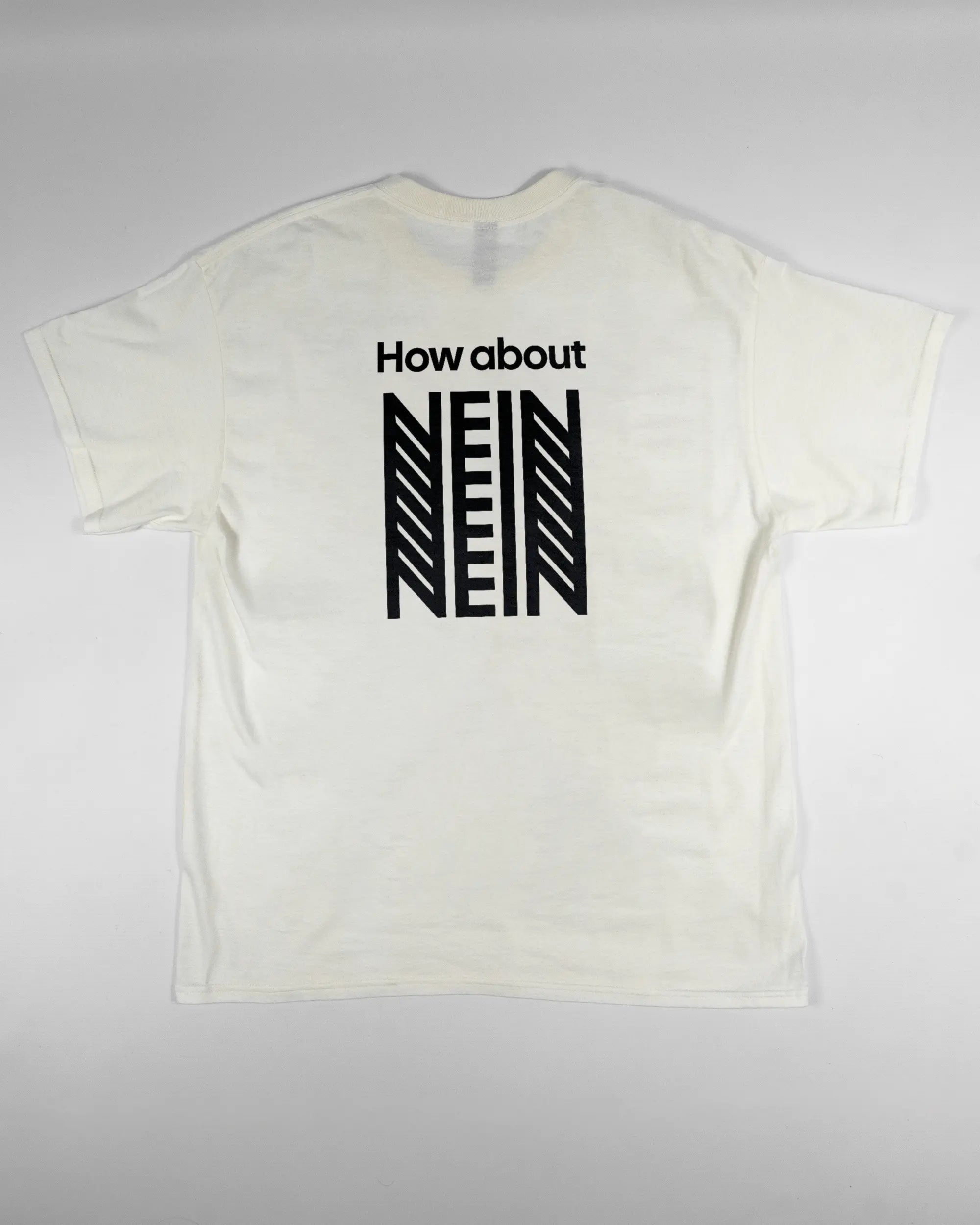 Rückseite des Basic Unisex T-Shirt Regular von Maondo mit dem Design How about nein in der Farbe White und in der Größe L flach auf den Boden gelegt