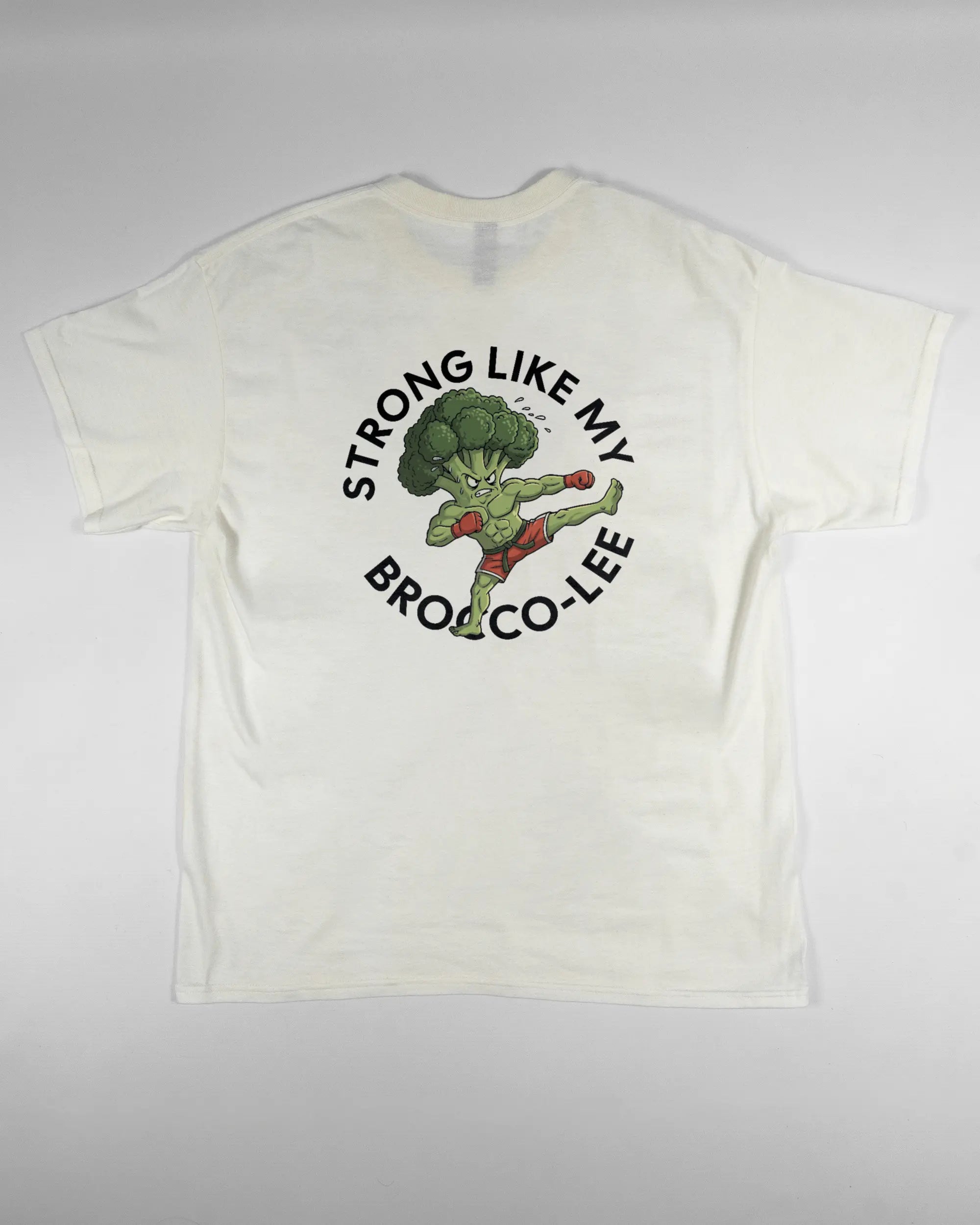 Rückseite des Basic Unisex T-Shirt Regular von Maondo mit dem Design Brocco-Lee in der Farbe White und in der Größe L flach auf den Boden gelegt