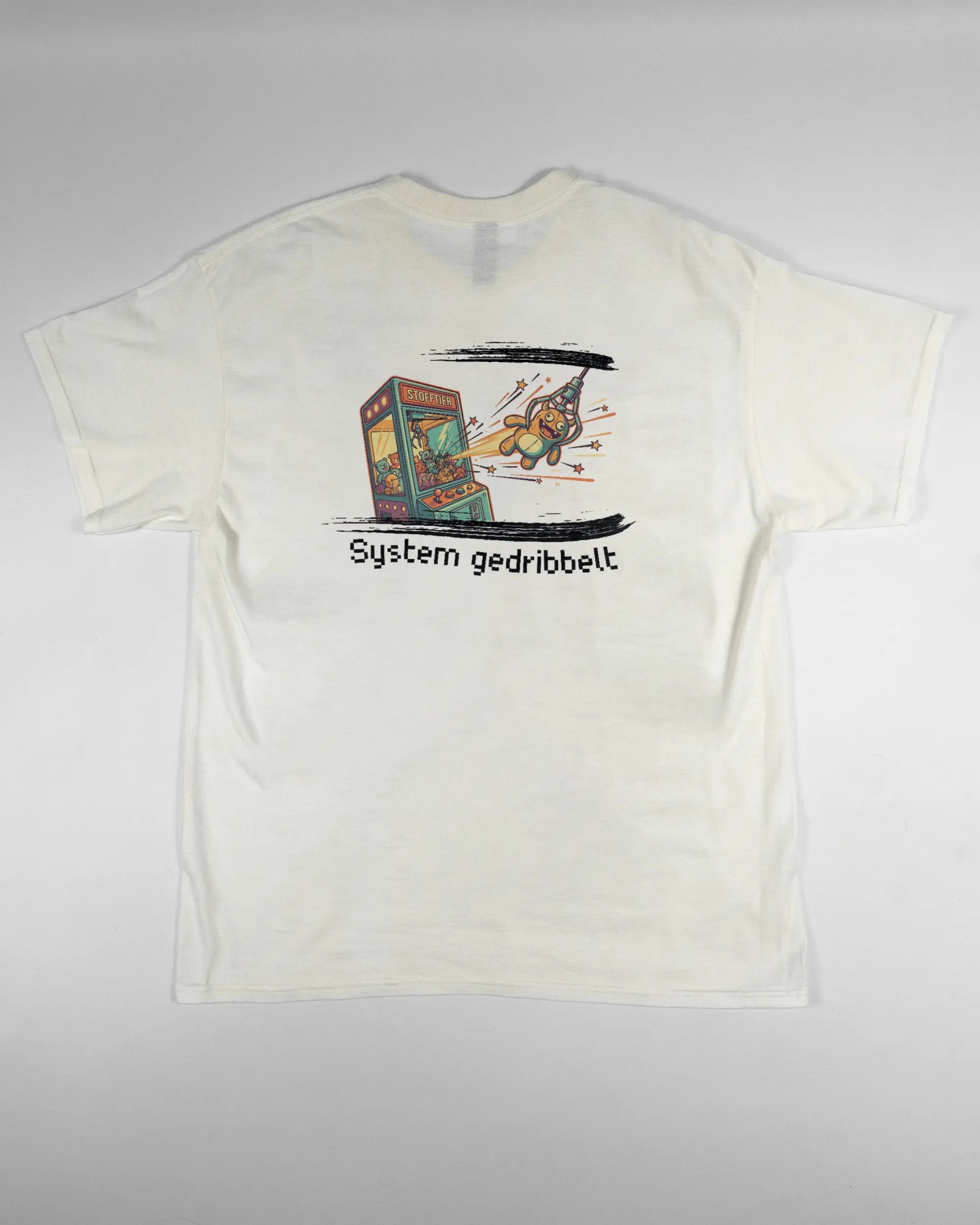 Rückseite des Basic Unisex T-Shirt Regular von Maondo mit dem Design System gedribbelt in der Farbe White und in der Größe L flach auf den Boden gelegt