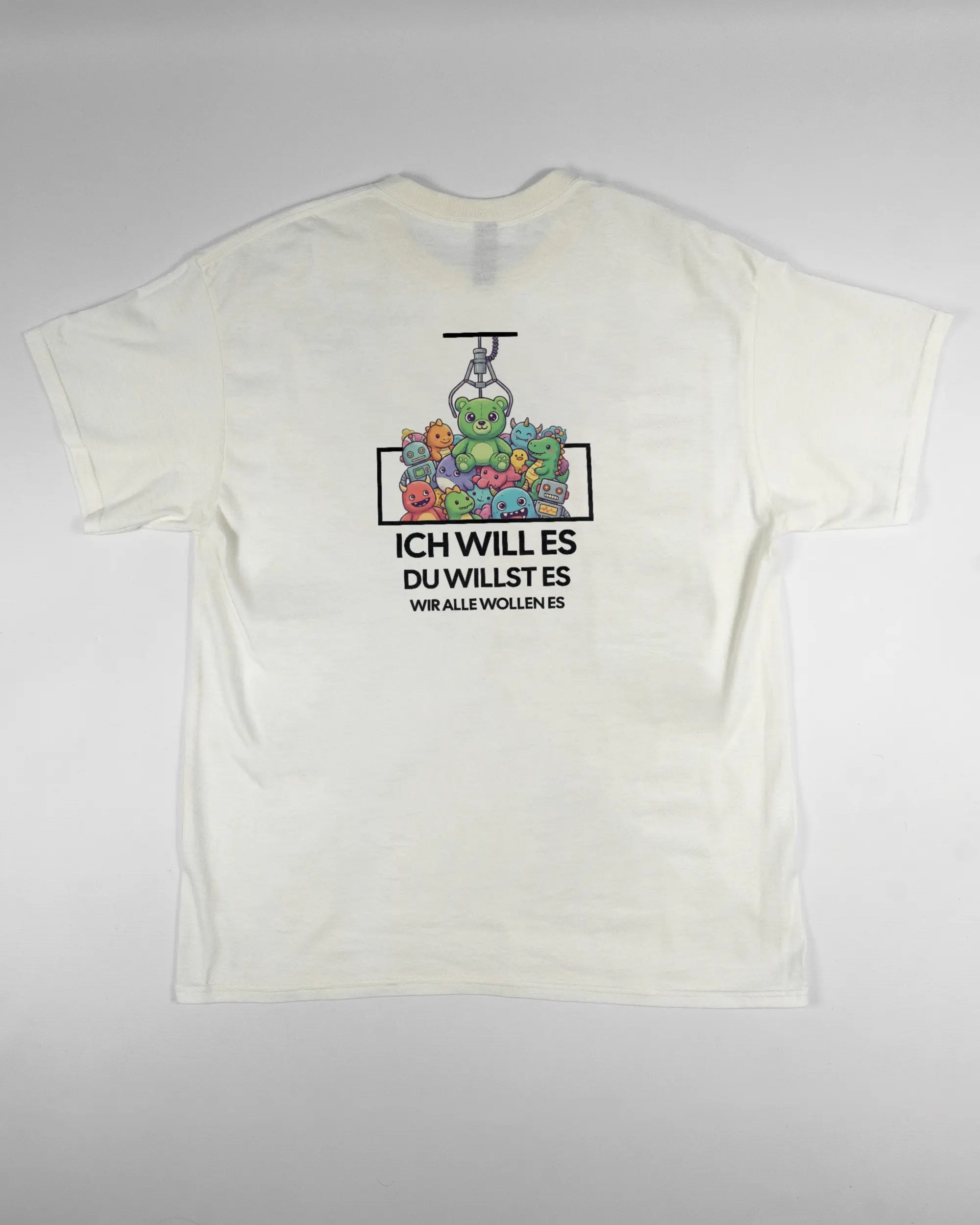 Rückseite des Basic Unisex T-Shirt Regular von Maondo mit dem Design Will Stofftier in der Farbe White und in der Größe L flach auf den Boden gelegt