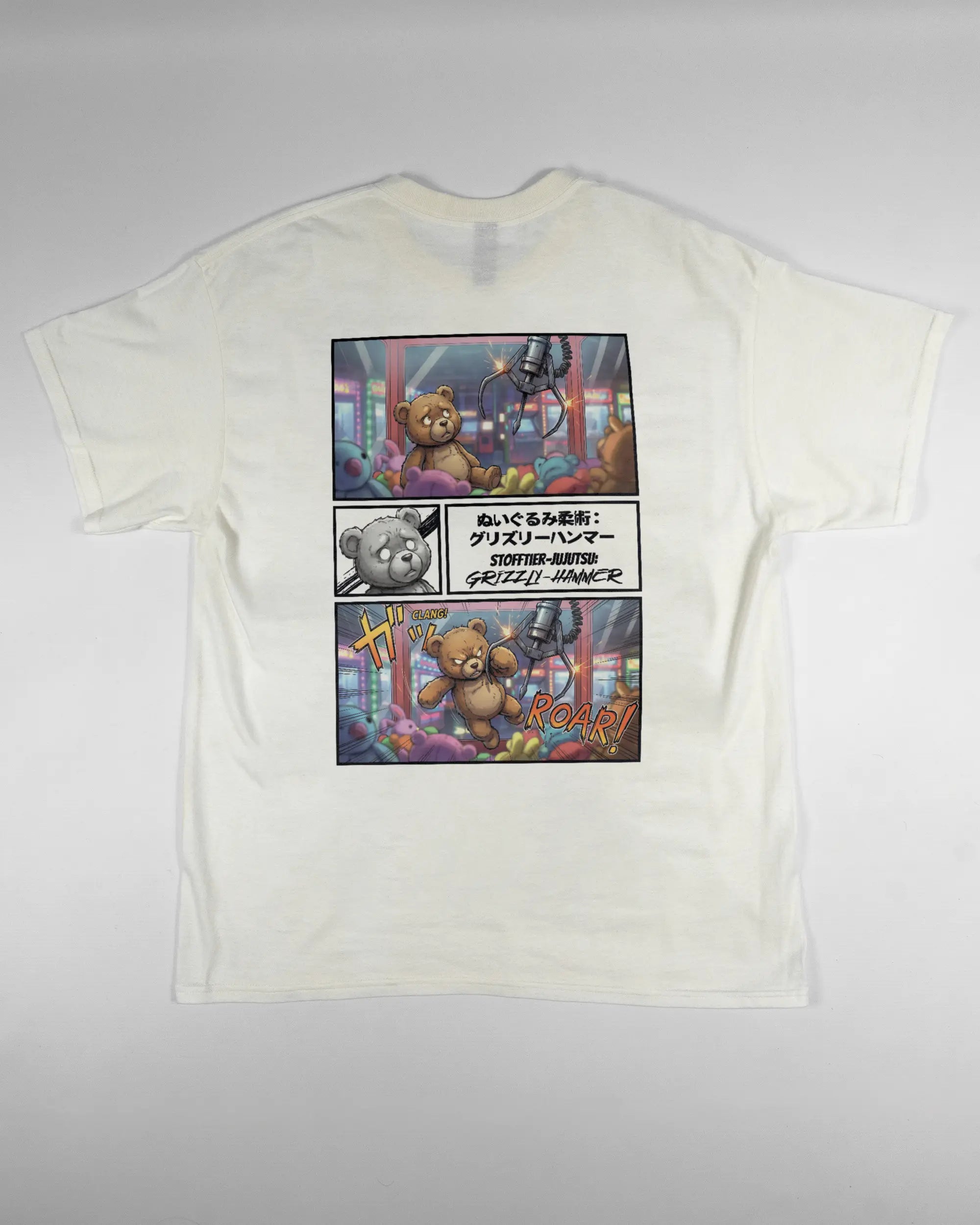 Rückseite des Basic Unisex T-Shirt Regular von Maondo mit dem Design Manga Stoff in der Farbe White und in der Größe L flach auf den Boden gelegt