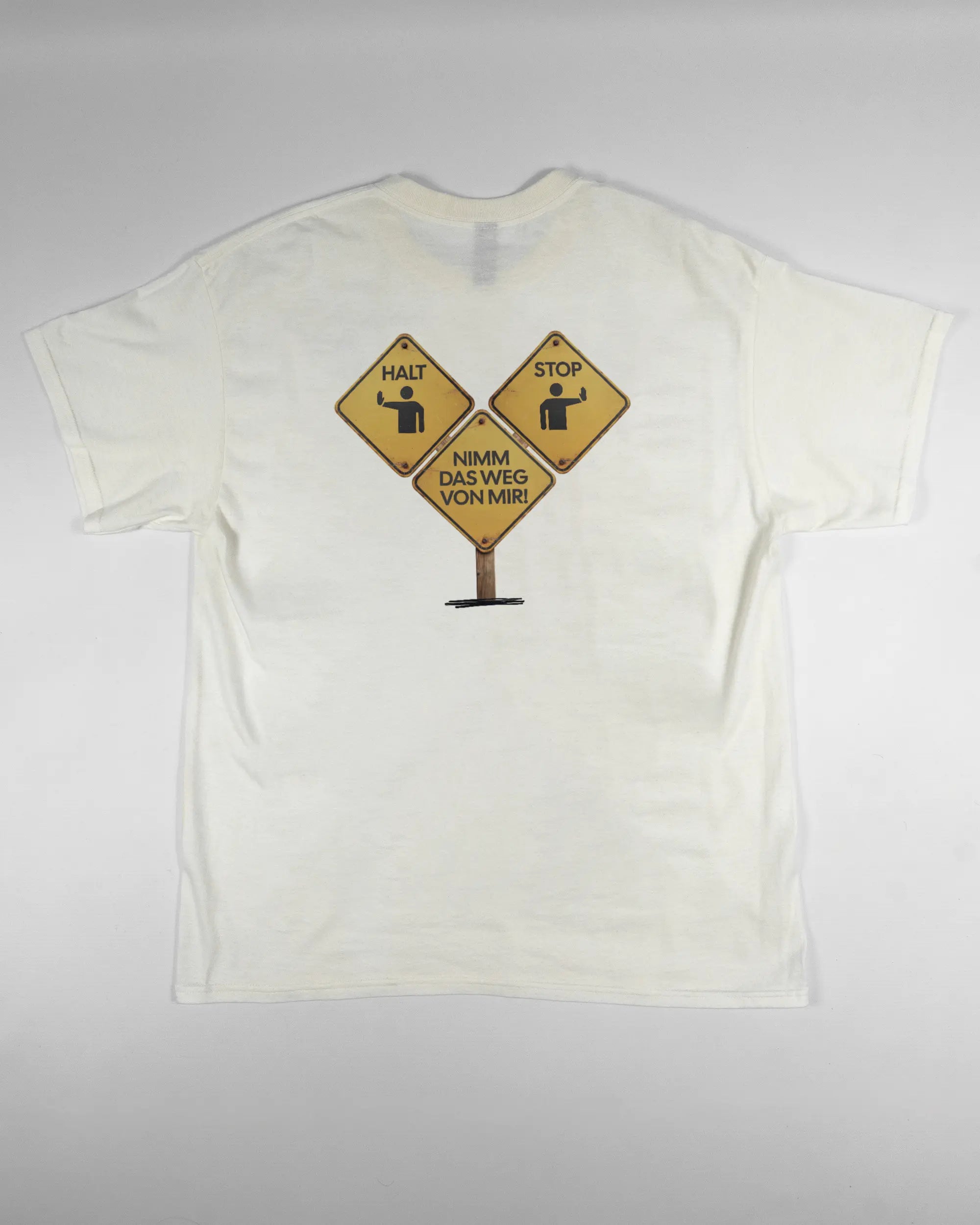 Rückseite des Basic Unisex T-Shirt Regular von Maondo mit dem Design Schutzschild in der Farbe White und in der Größe L flach auf den Boden gelegt