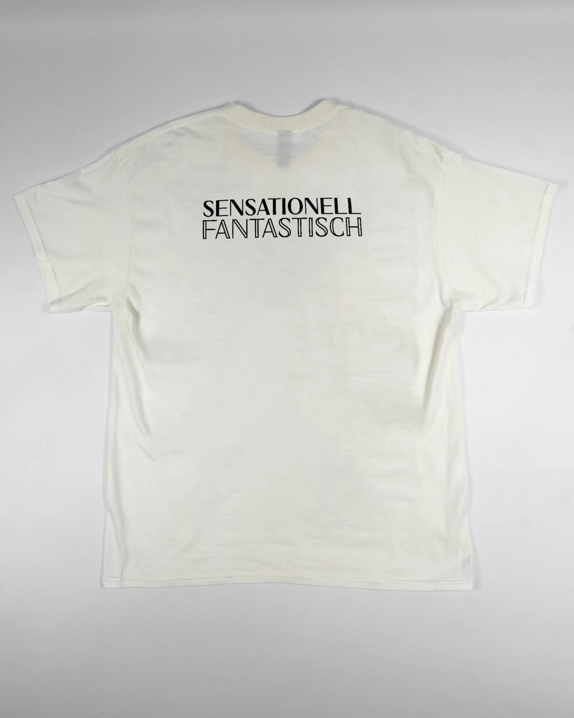 Rückseite des Basic Unisex T-Shirt Regular von Maondo mit dem Design Sensationell in der Farbe White und in der Größe L flach auf den Boden gelegt