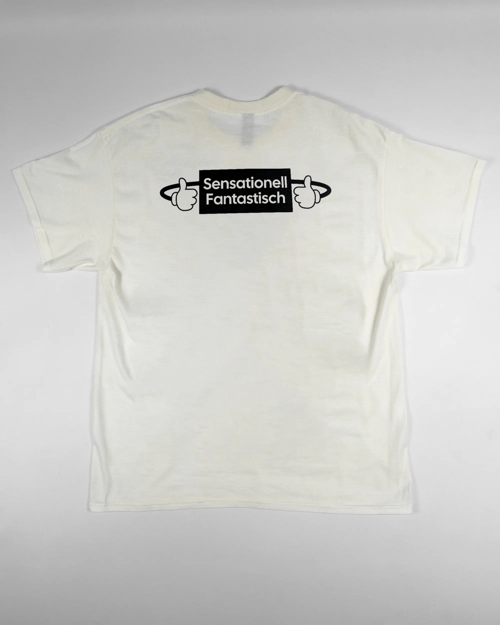 Rückseite des Basic Unisex T-Shirt Regular von Maondo mit dem Design Fantastisch in der Farbe White und in der Größe L flach auf den Boden gelegt