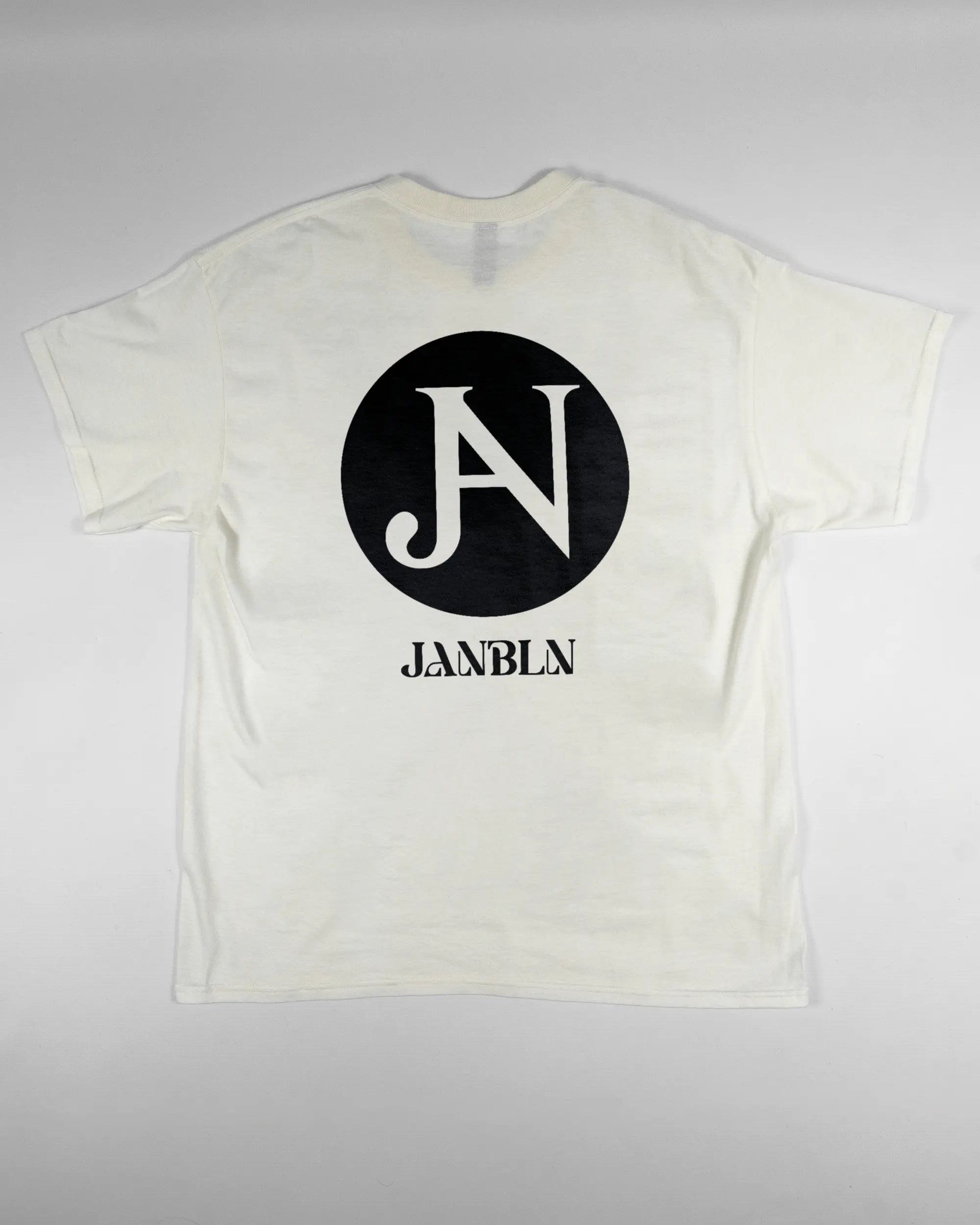 Rückseite des Basic Unisex T-Shirt Regular von Maondo mit dem Design JB1 in der Farbe White und in der Größe L flach auf den Boden gelegt