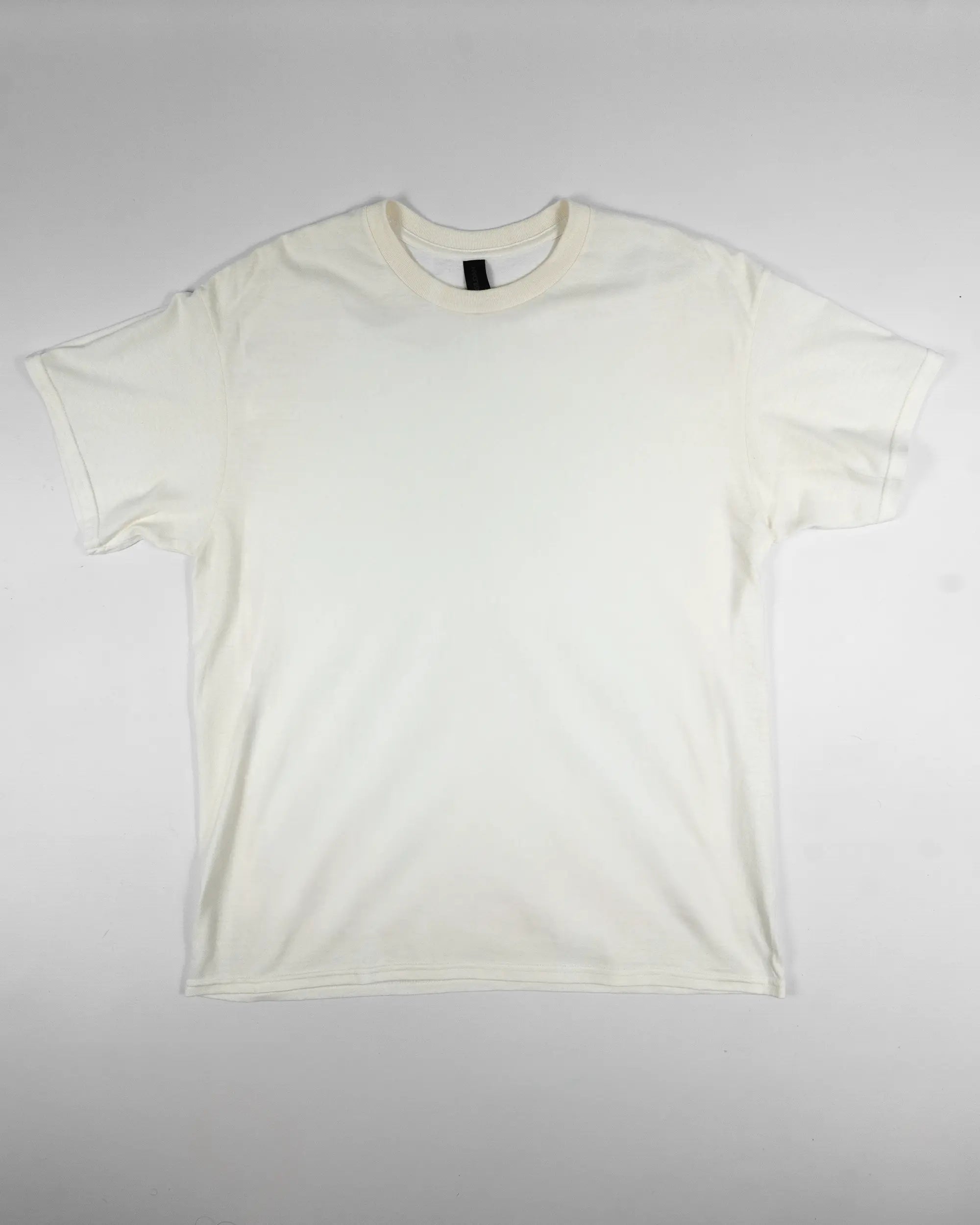 Vorderseite des Basic Unisex T-Shirt Regular von Maondo ohne Motiv in der Farbe White und in der Größe L flach auf den Boden gelegt