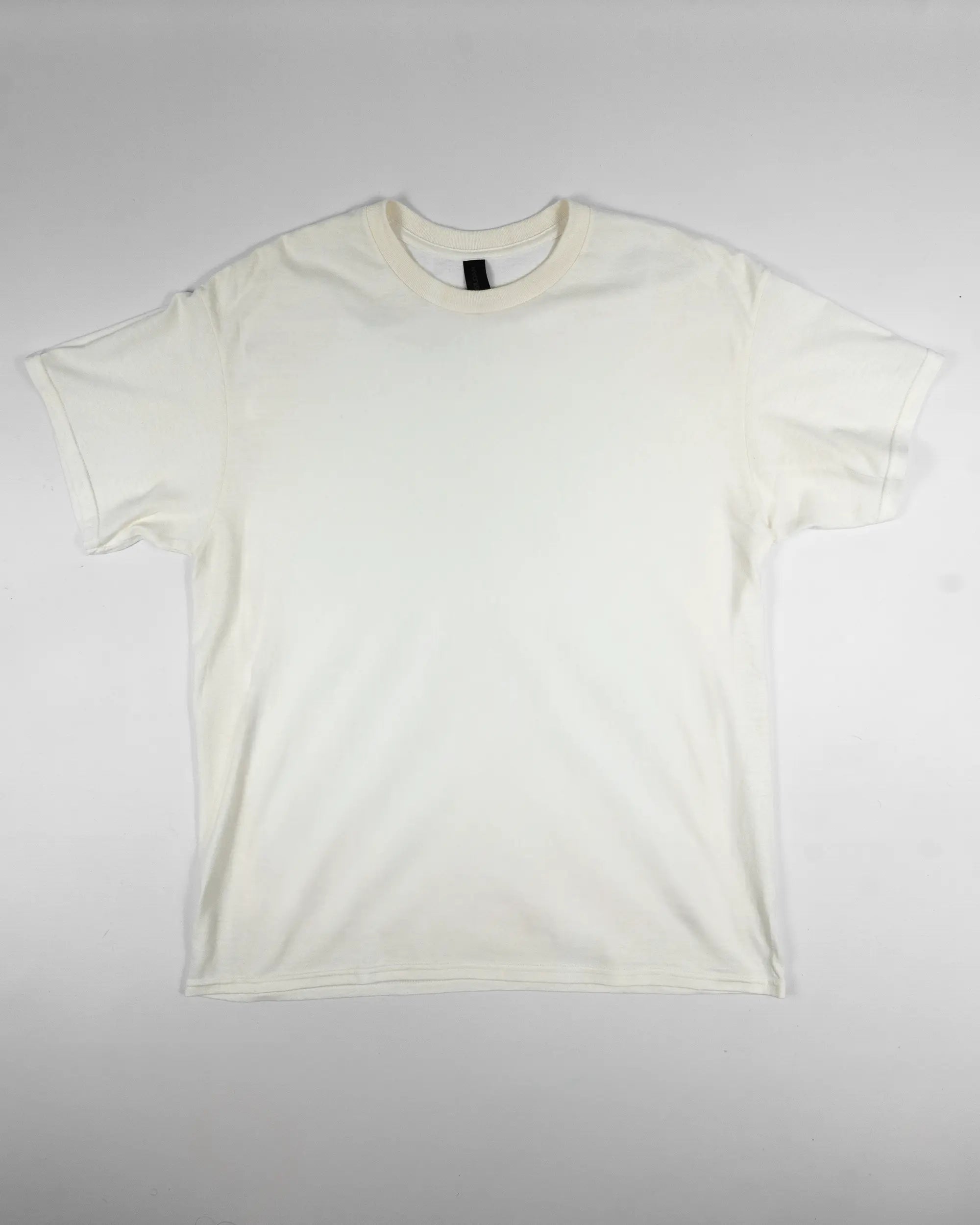 Vorderseite des Basic Unisex T-Shirt Regular von Maondo ohne Motiv in der Farbe White und in der Größe L flach auf den Boden gelegt