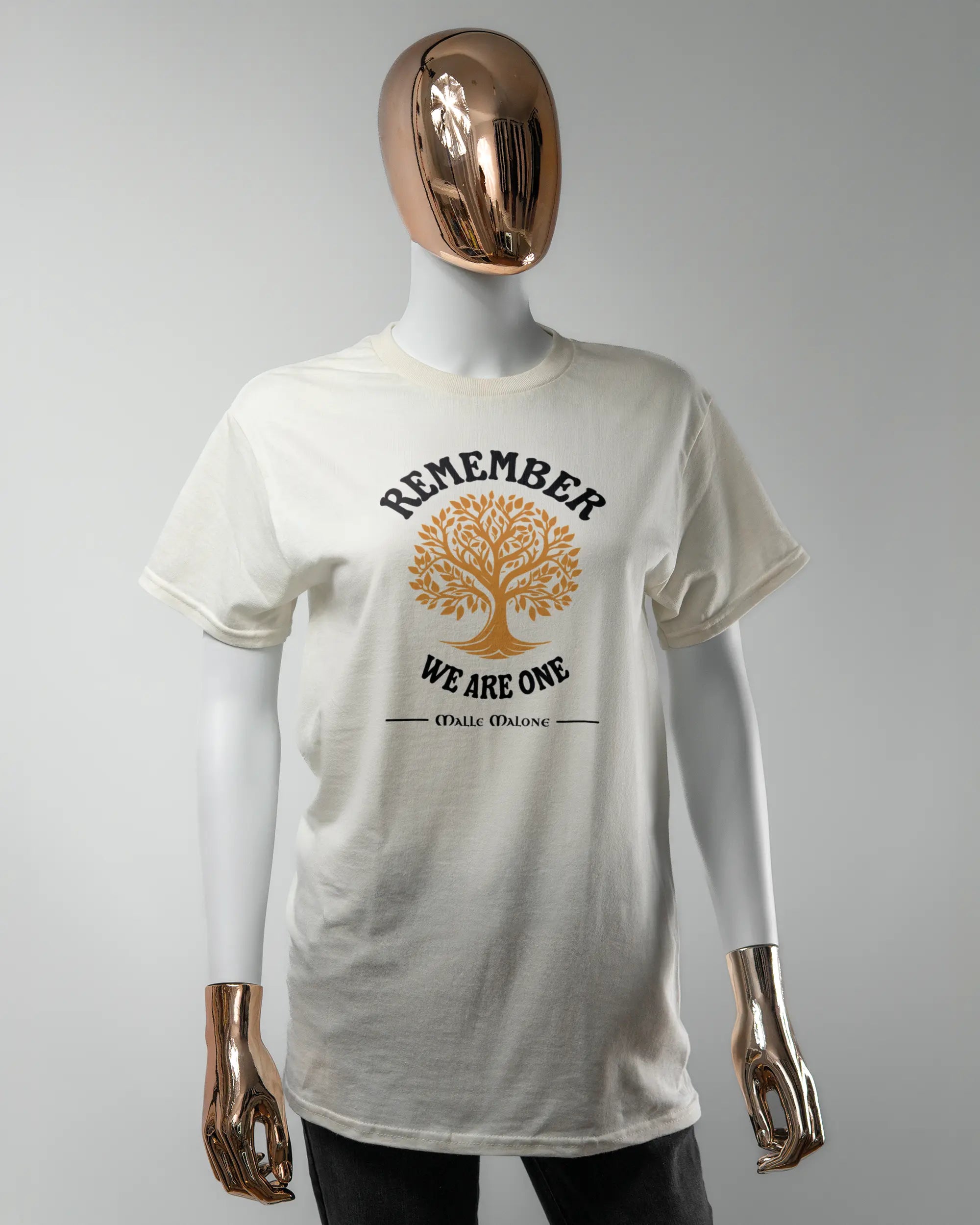 Vorderseite des Basic Unisex T-Shirt Regular von Maondo mit dem Design We are one in der Farbe White und in der Größe S getragen von einer femininen Puppe