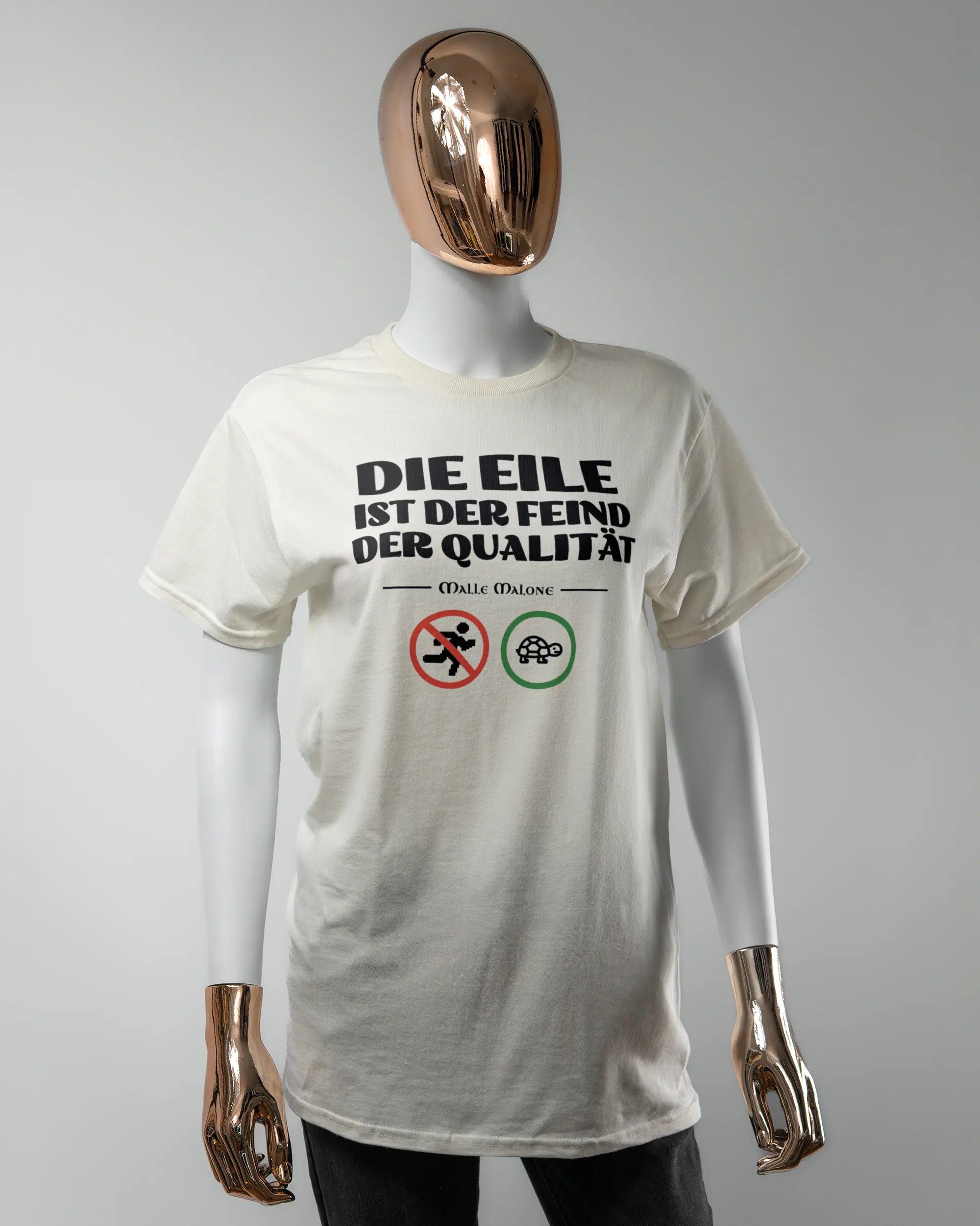 Vorderseite des Basic Unisex T-Shirt Regular von Maondo mit dem Design Keine Eile in der Farbe White und in der Größe S getragen von einer femininen Puppe