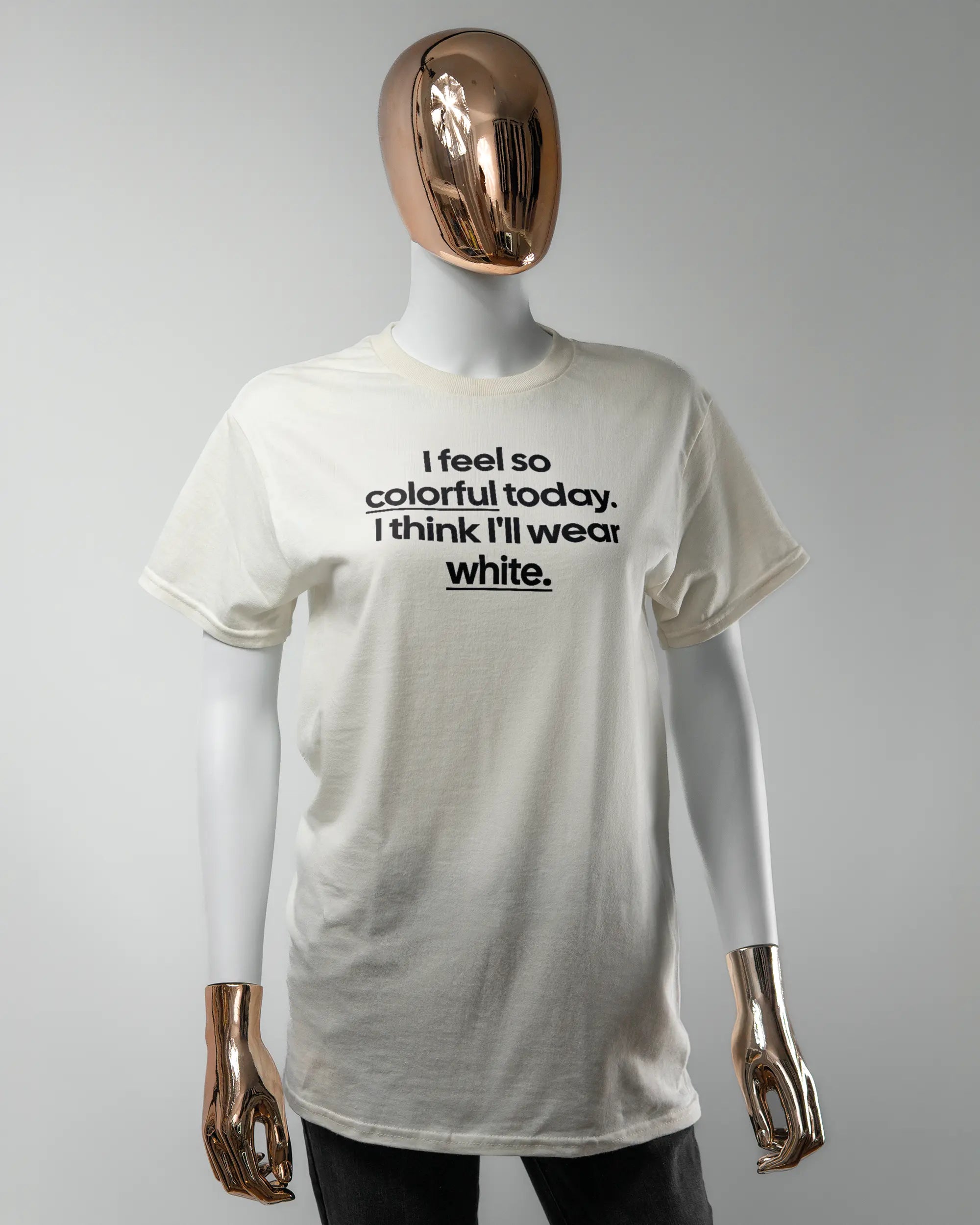 Vorderseite des Basic Unisex T-Shirt Regular von Maondo mit dem Design Colorful Day in der Farbe White und in der Größe S getragen von einer femininen Puppe