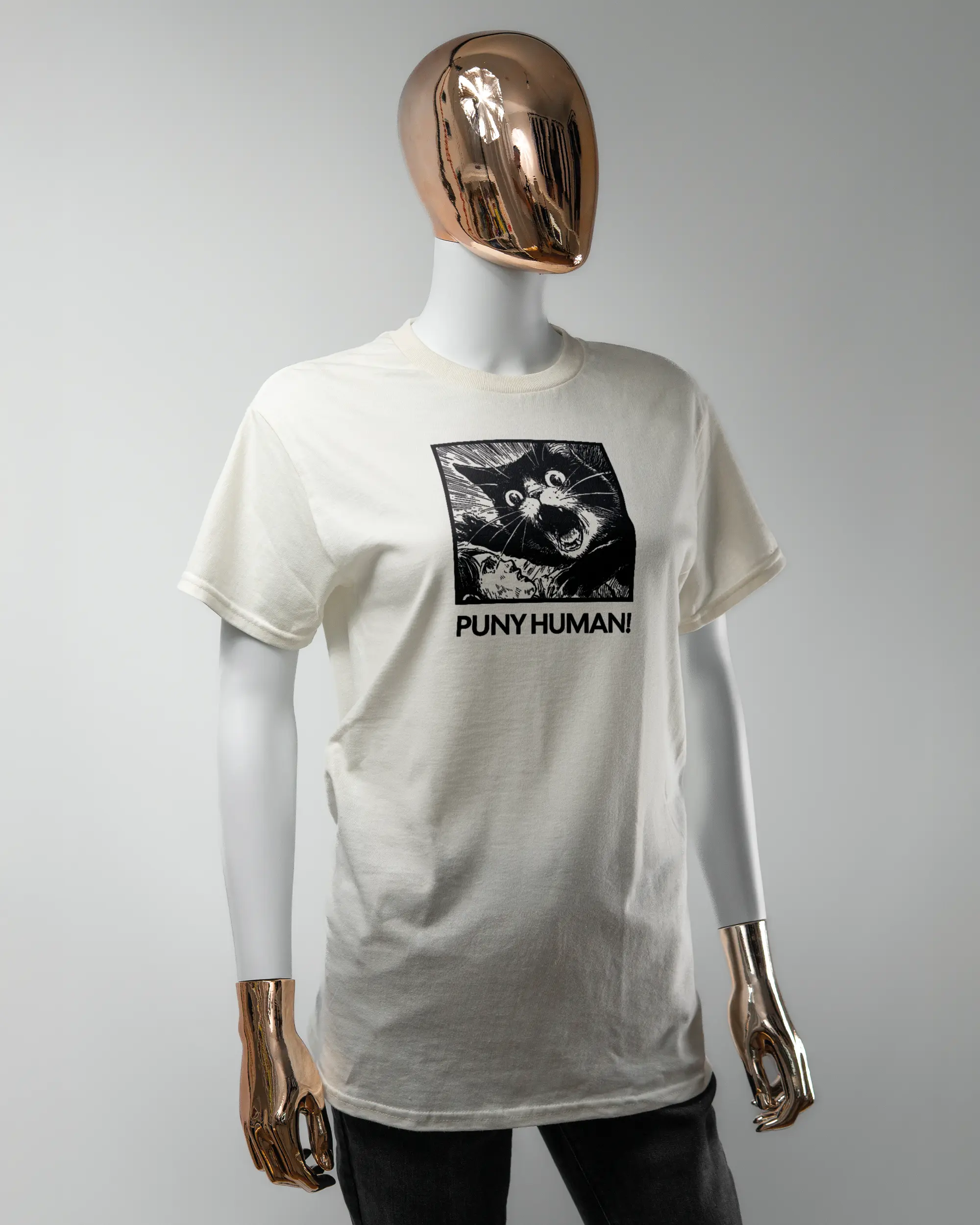 Vorderseite des Basic Unisex T-Shirt Regular von Maondo mit dem Design Puny Human in der Farbe White und in der Größe S getragen von einer femininen Puppe