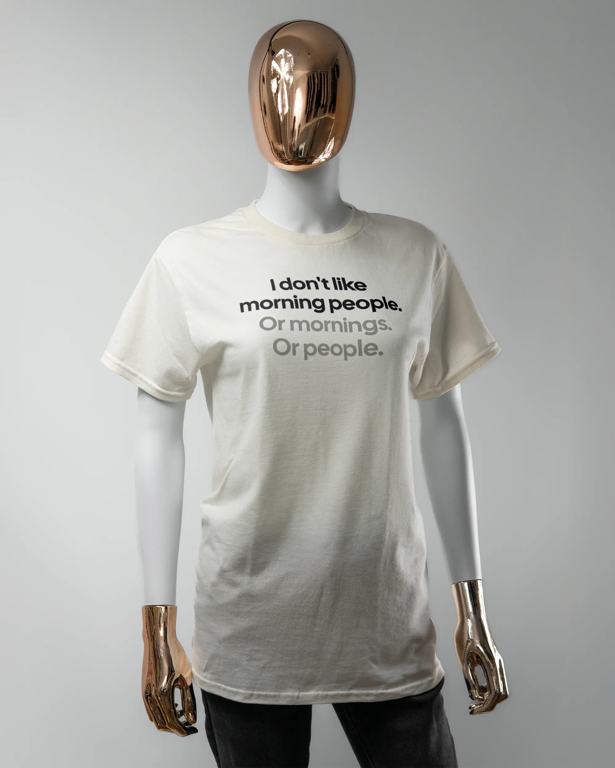 Vorderseite des Basic Unisex T-Shirt Regular von Maondo mit dem Design Morning Person in der Farbe White und in der Größe S getragen von einer femininen Puppe