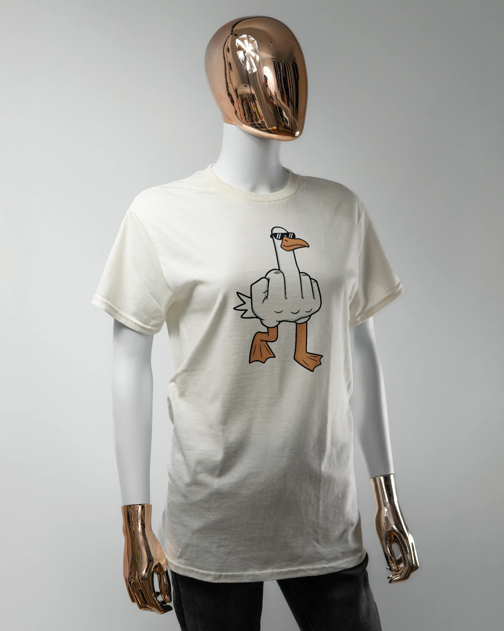 Vorderseite des Basic Unisex T-Shirt Regular von Maondo mit dem Design I give a duck in der Farbe White und in der Größe S getragen von einer femininen Puppe
