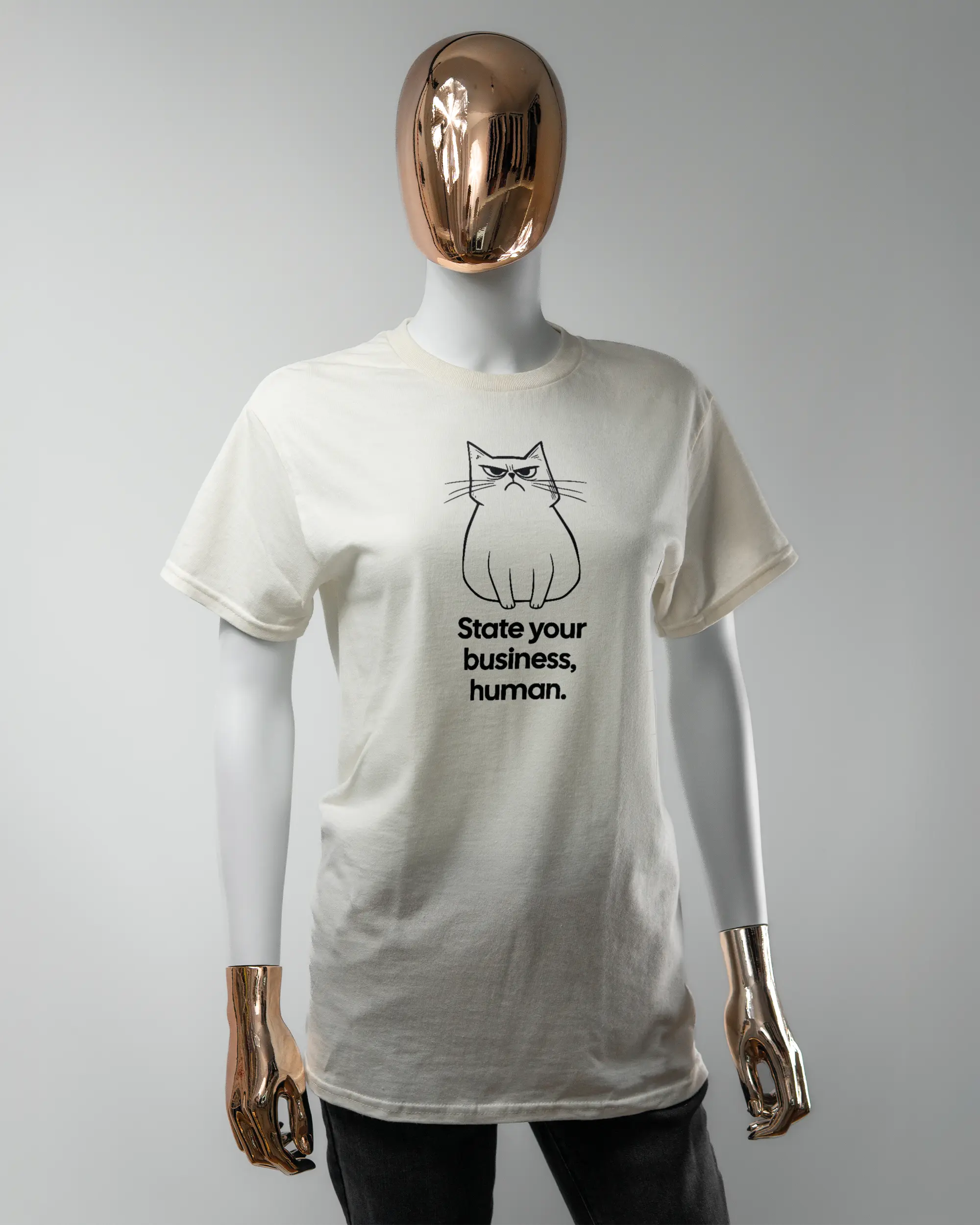 Vorderseite des Basic Unisex T-Shirt Regular von Maondo mit dem Design Grumpy Purr in der Farbe White und in der Größe S getragen von einer femininen Puppe