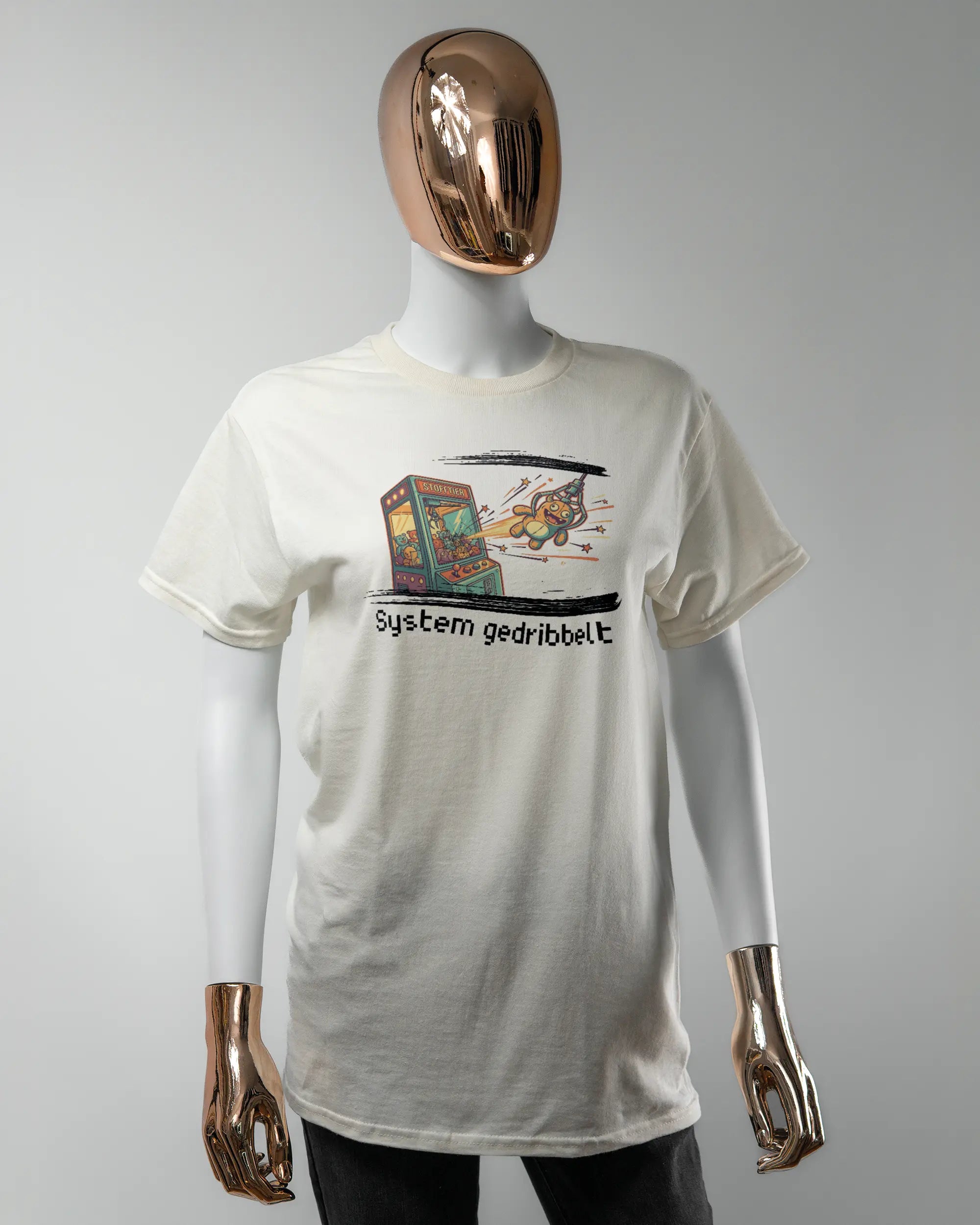 Vorderseite des Basic Unisex T-Shirt Regular von Maondo mit dem Design System gedribbelt in der Farbe White und in der Größe S getragen von einer femininen Puppe