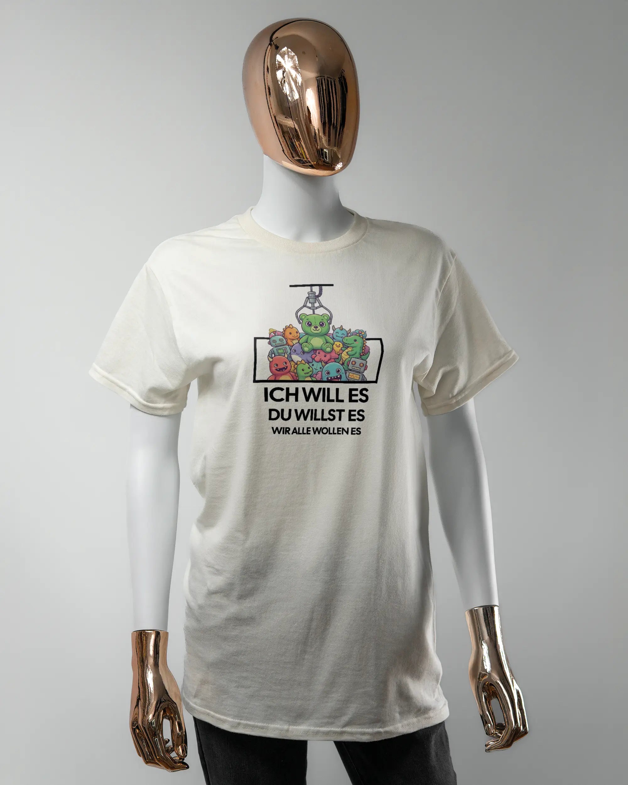 Vorderseite des Basic Unisex T-Shirt Regular von Maondo mit dem Design Will Stofftier in der Farbe White und in der Größe S getragen von einer femininen Puppe