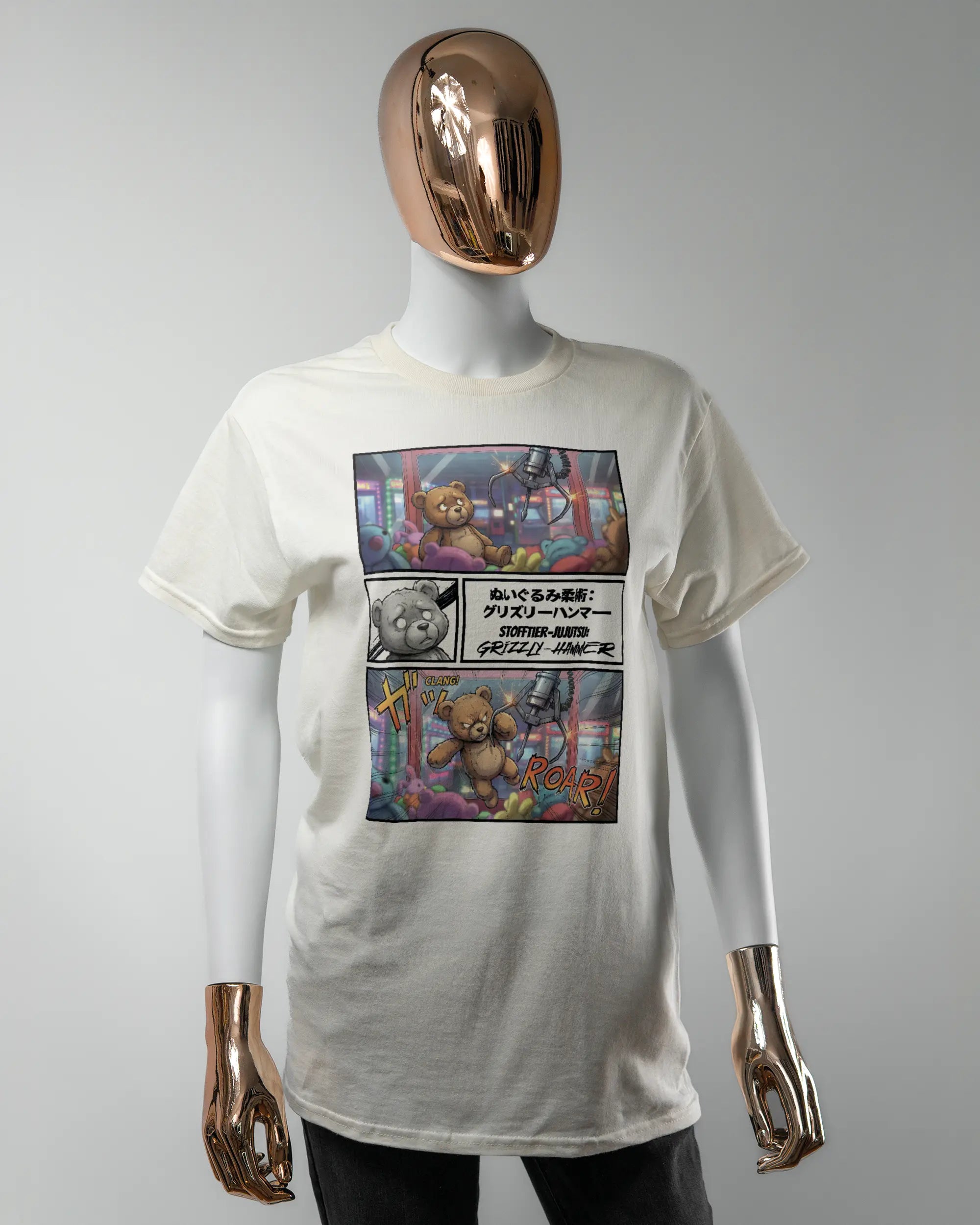 Vorderseite des Basic Unisex T-Shirt Regular von Maondo mit dem Design Manga Stoff in der Farbe White und in der Größe S getragen von einer femininen Puppe