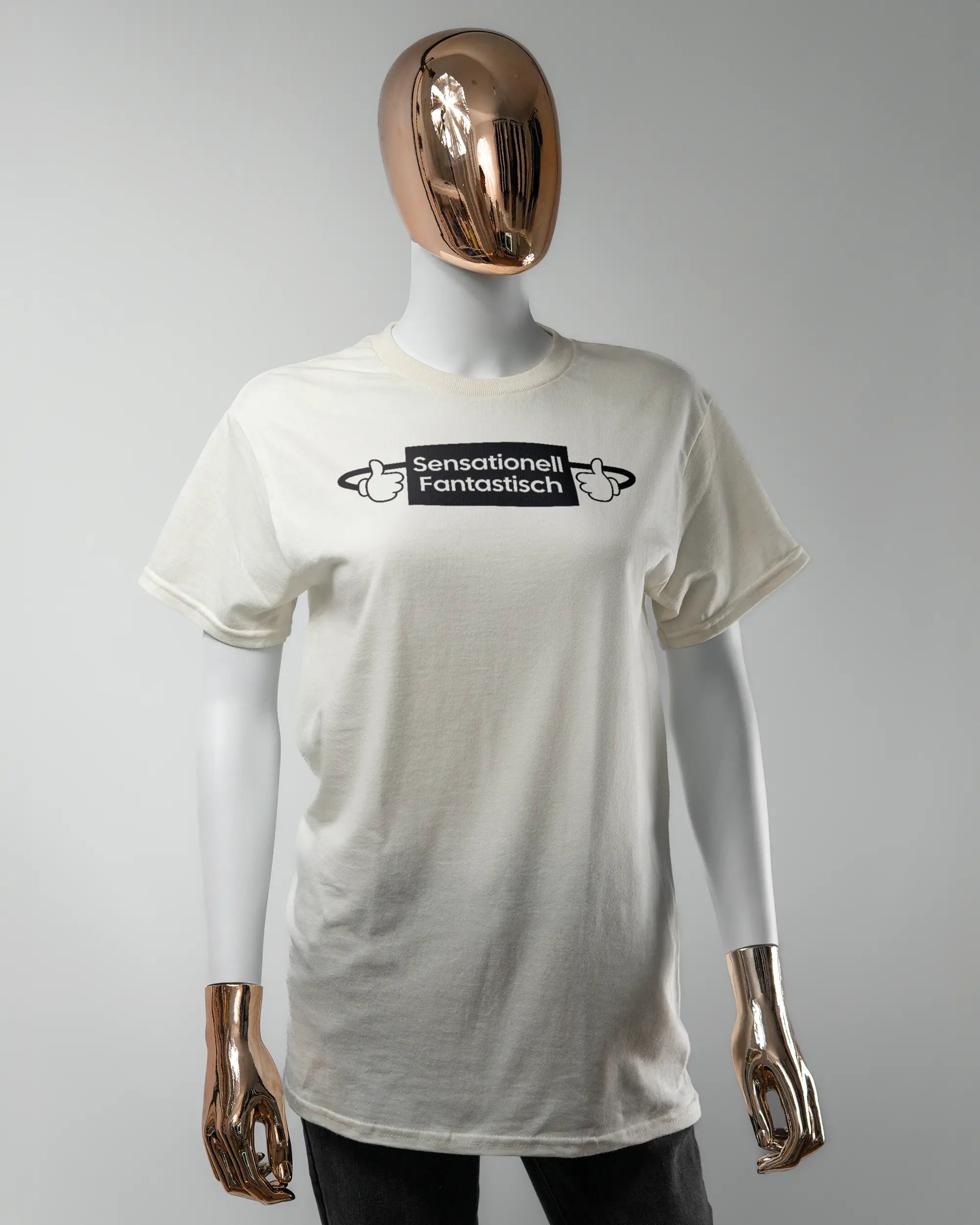 Vorderseite des Basic Unisex T-Shirt Regular von Maondo mit dem Design Fantastisch in der Farbe White und in der Größe S getragen von einer femininen Puppe