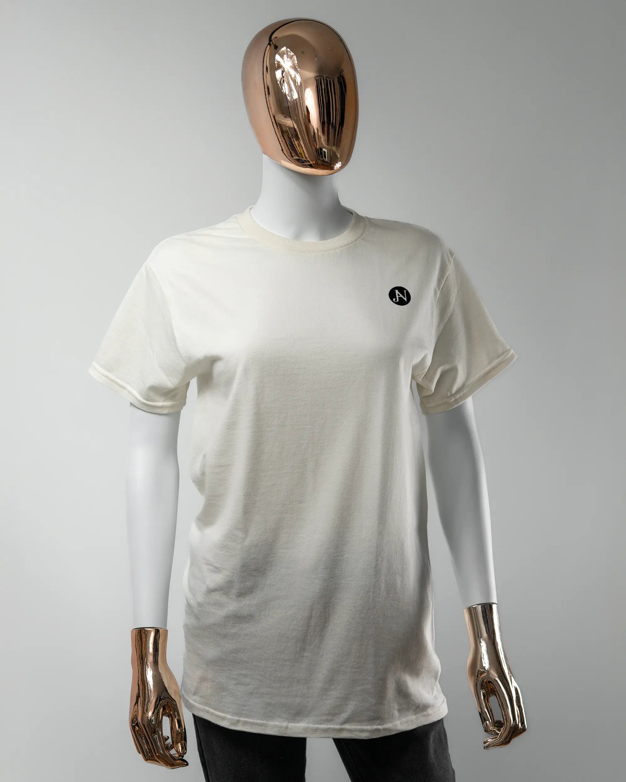 Vorderseite des Basic Unisex T-Shirt Regular von Maondo mit dem Design JB1 in der Farbe White und in der Größe S getragen von einer femininen Puppe