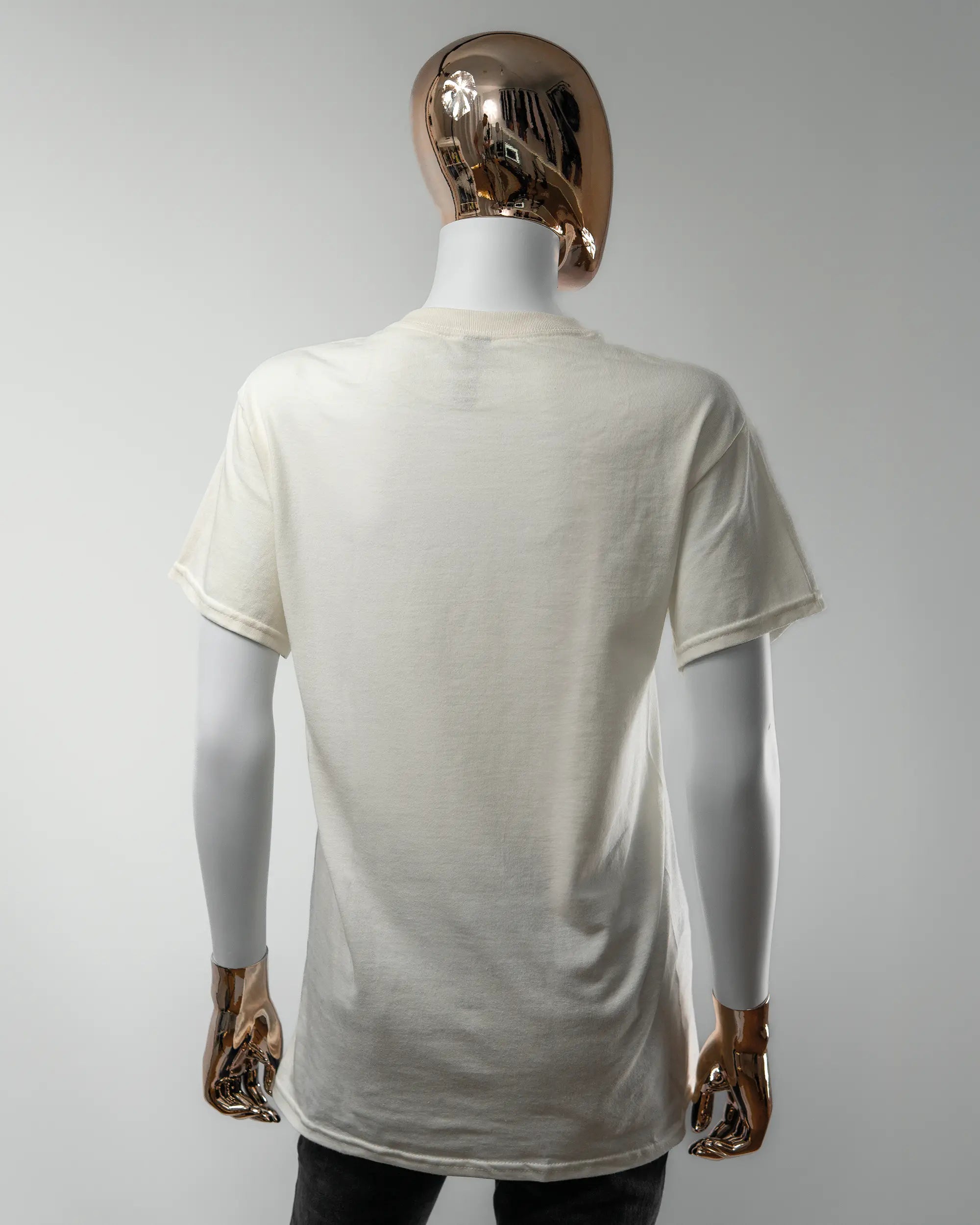 Rückseite des Basic Unisex T-Shirt Regular von Maondo ohne Motiv in der Farbe White und in der Größe S getragen von einer femininen Puppe